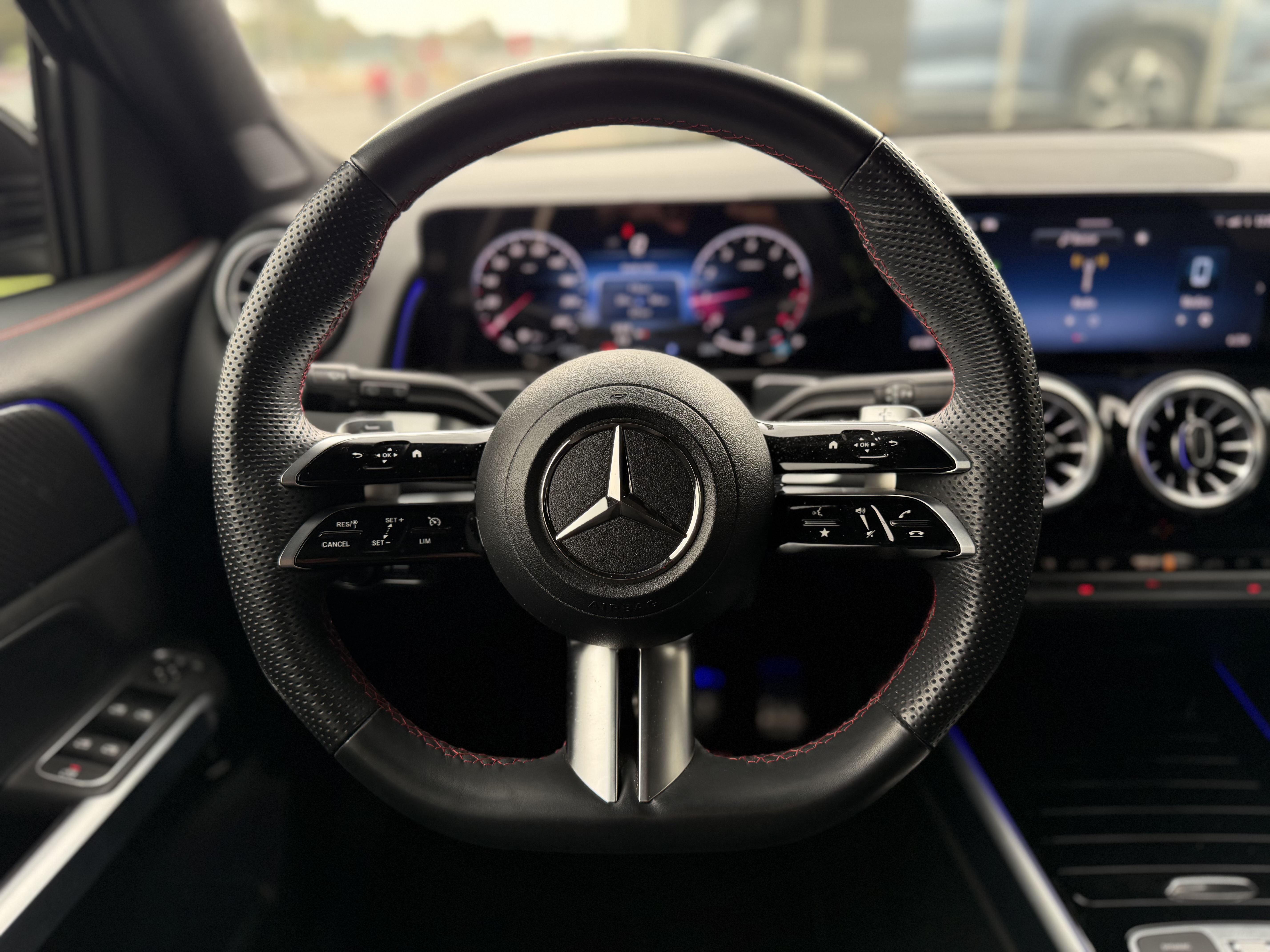 MERCEDES-BENZ GLB200 2024