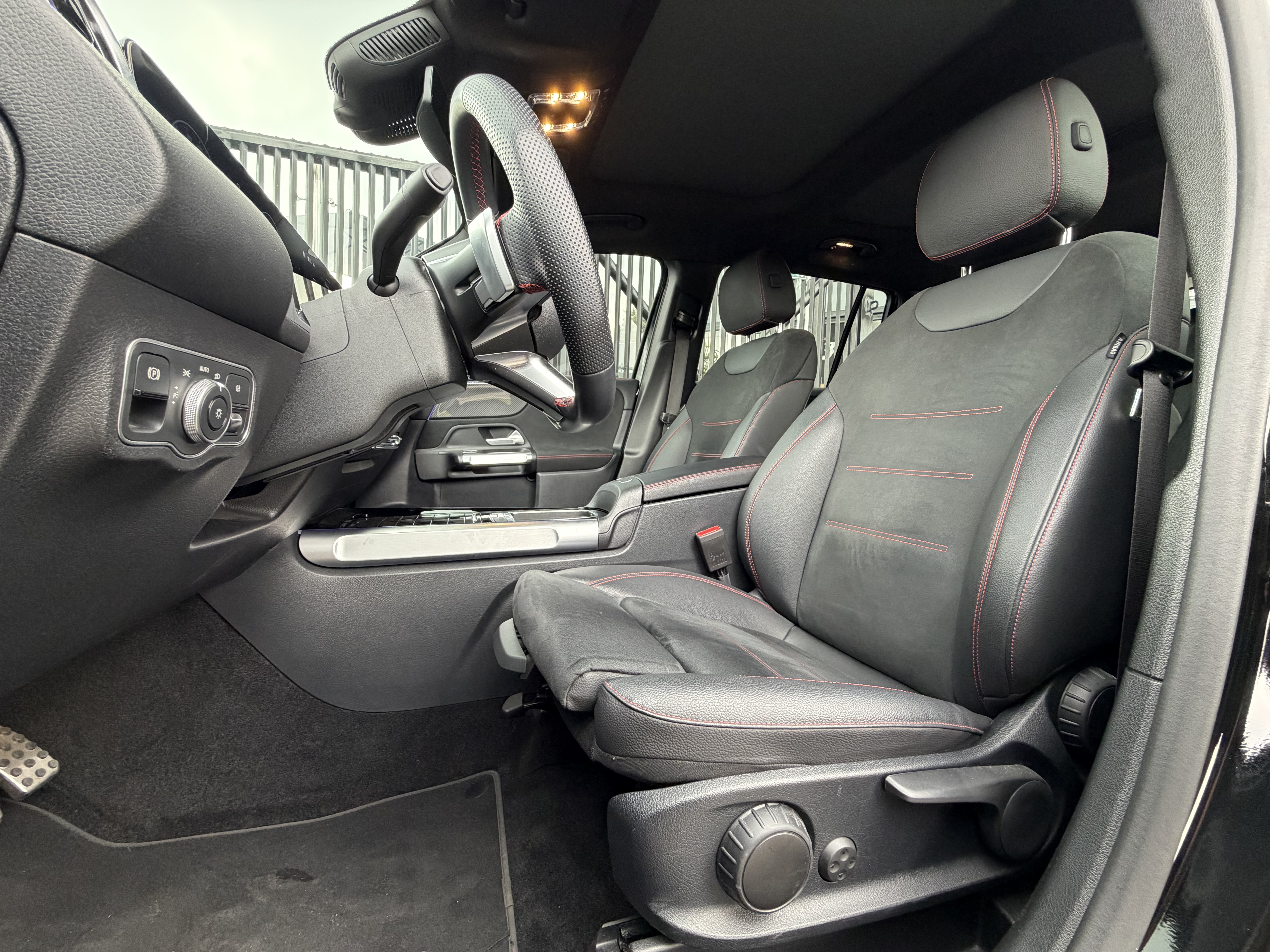MERCEDES-BENZ GLB200 2024
