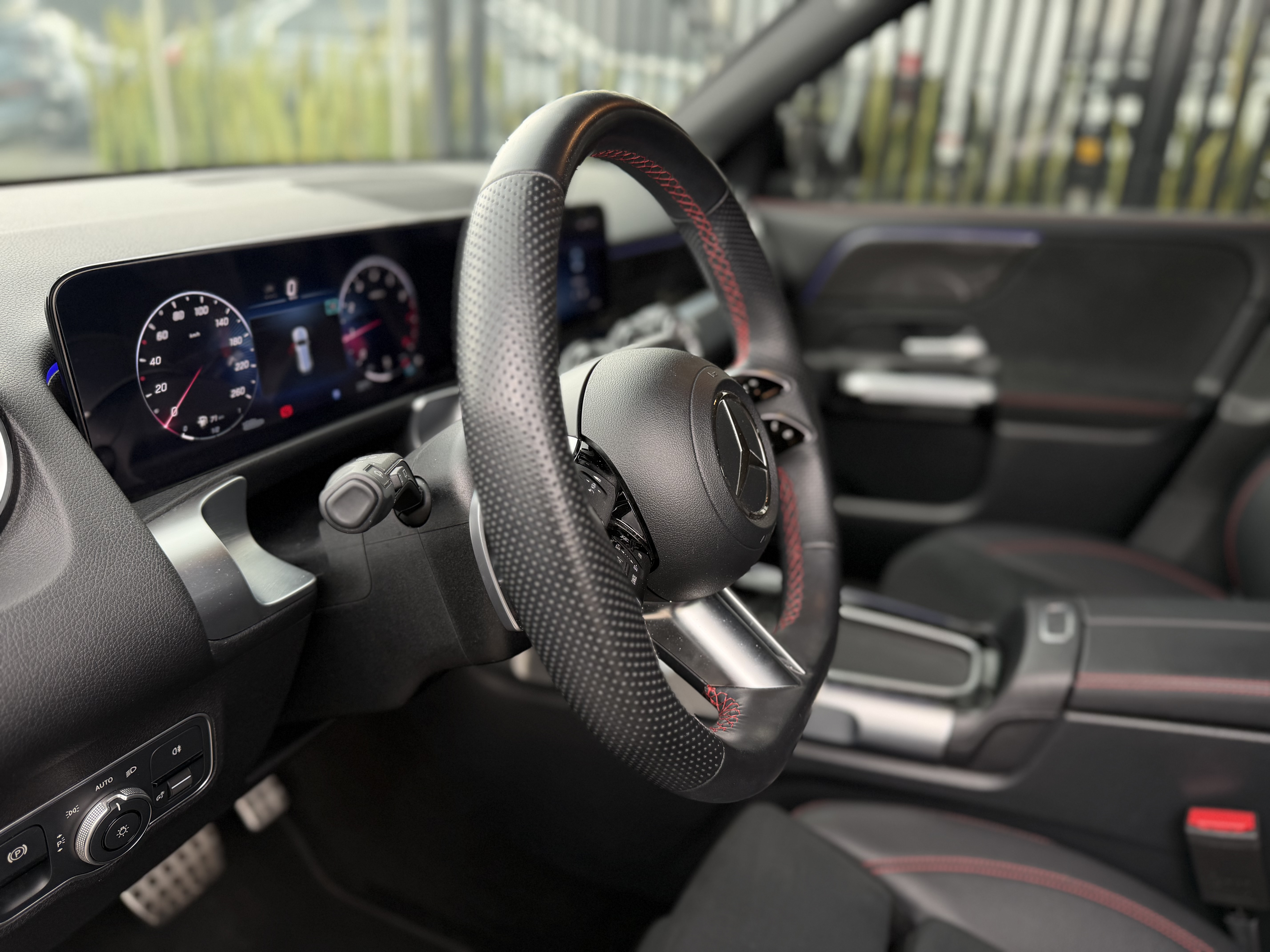 MERCEDES-BENZ GLB200 2024