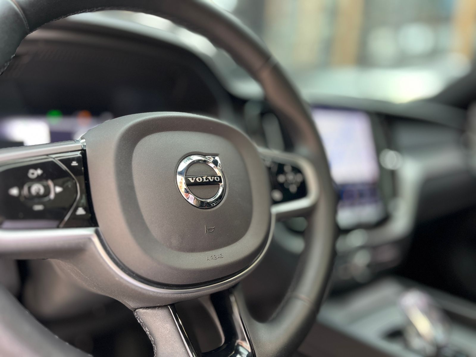 VOLVO XC60 2023