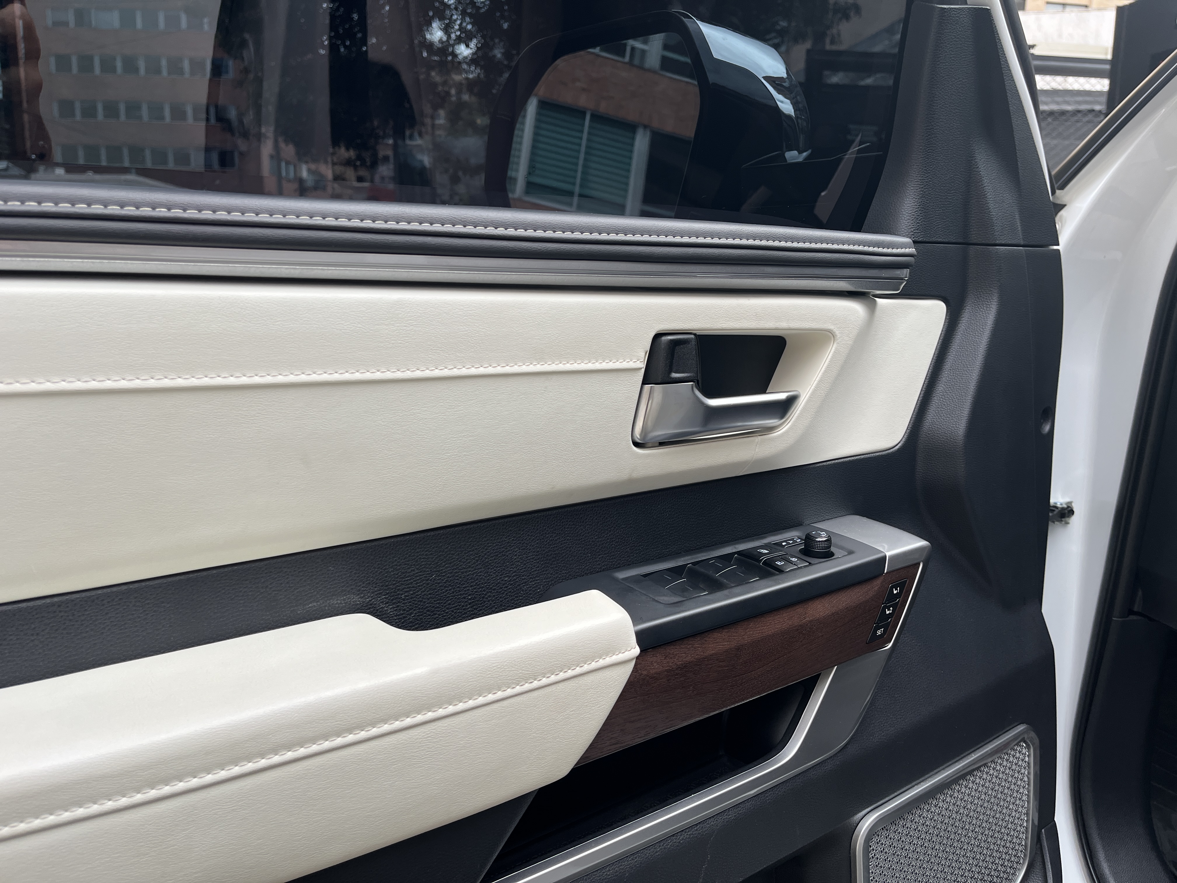 TOYOTA SEQUOIA 2024