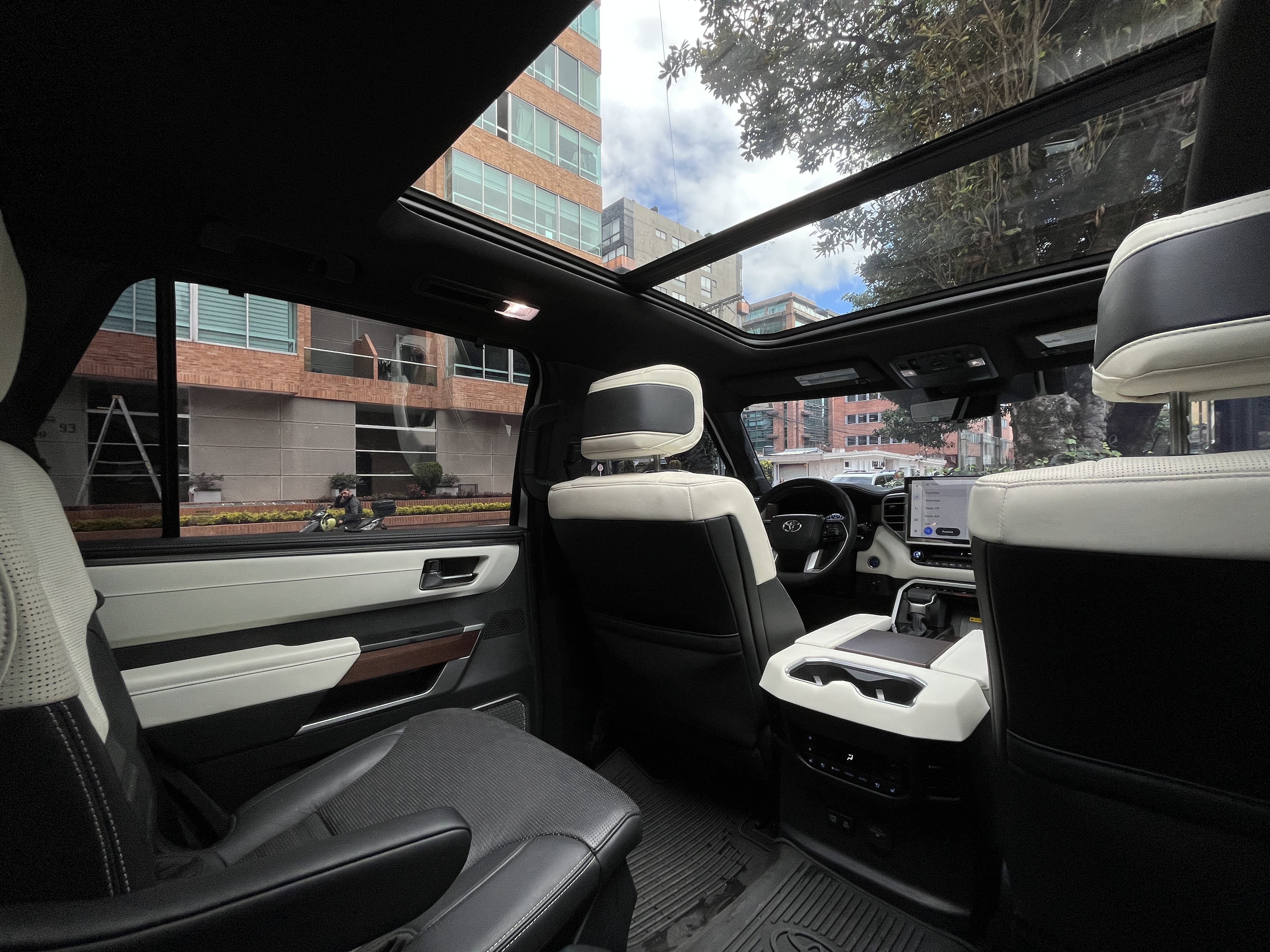 TOYOTA SEQUOIA 2024