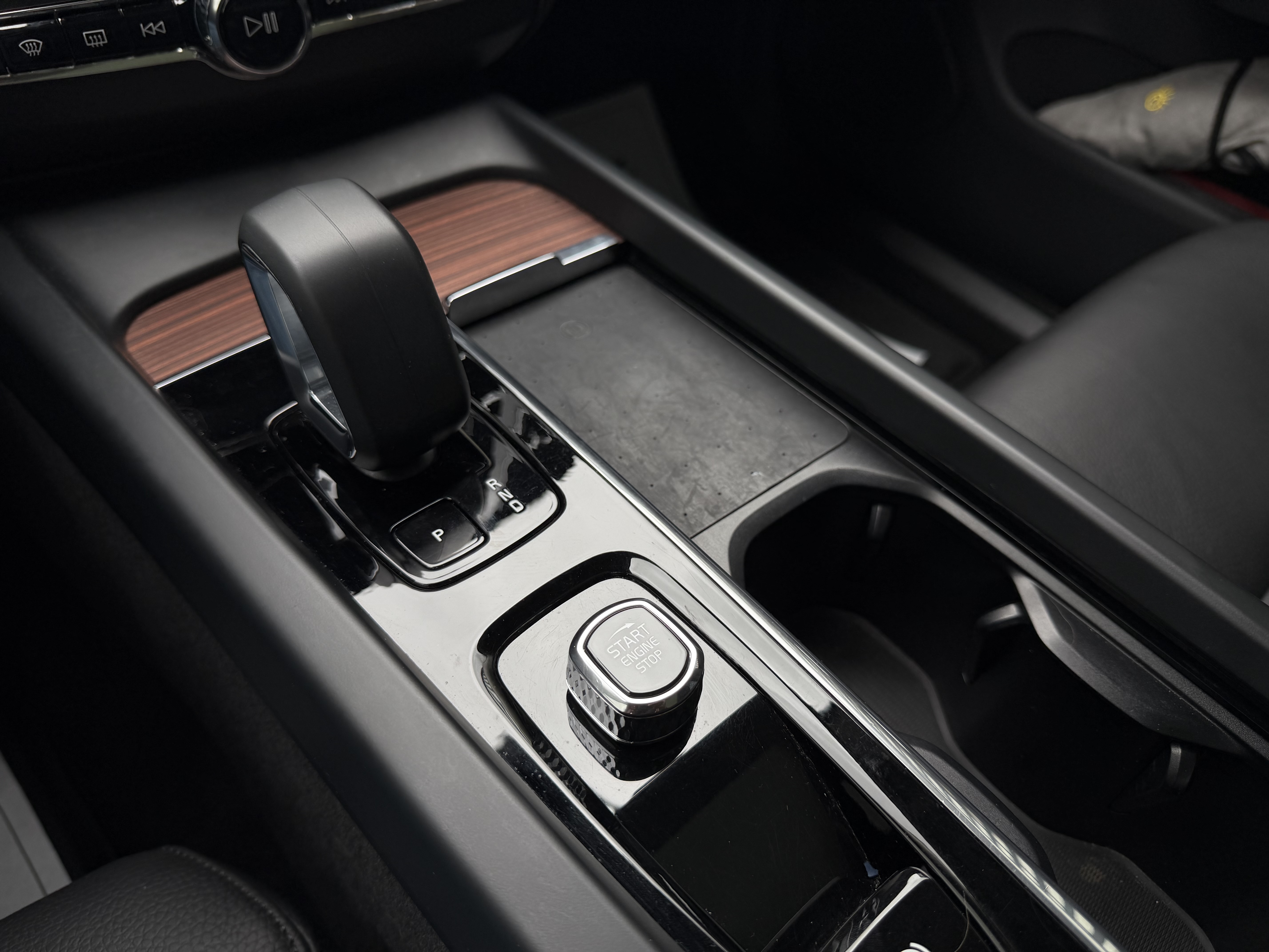 VOLVO XC60 T8 AWD RECHARGE 2024