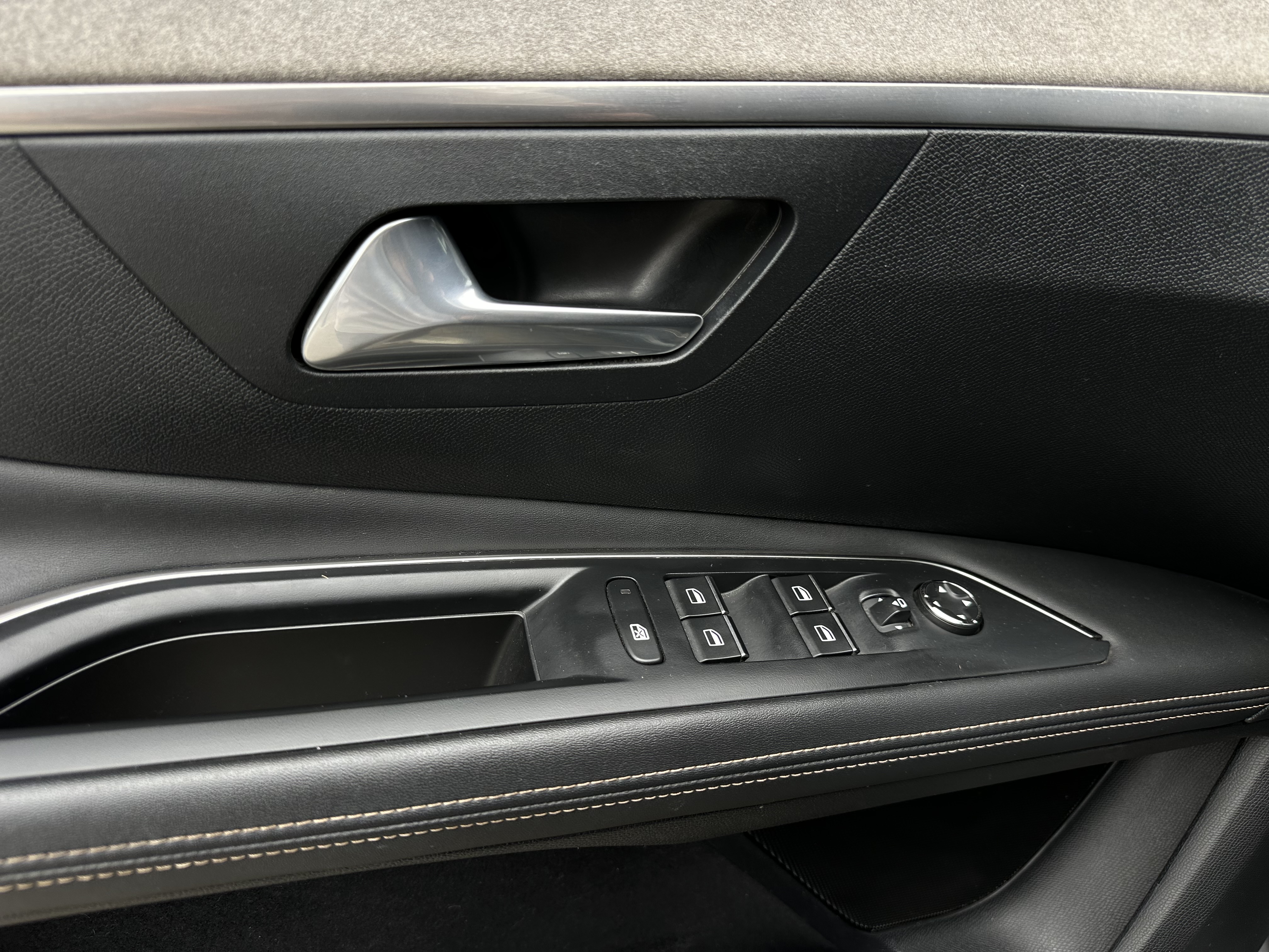 PEUGEOT 3008 1600 2023