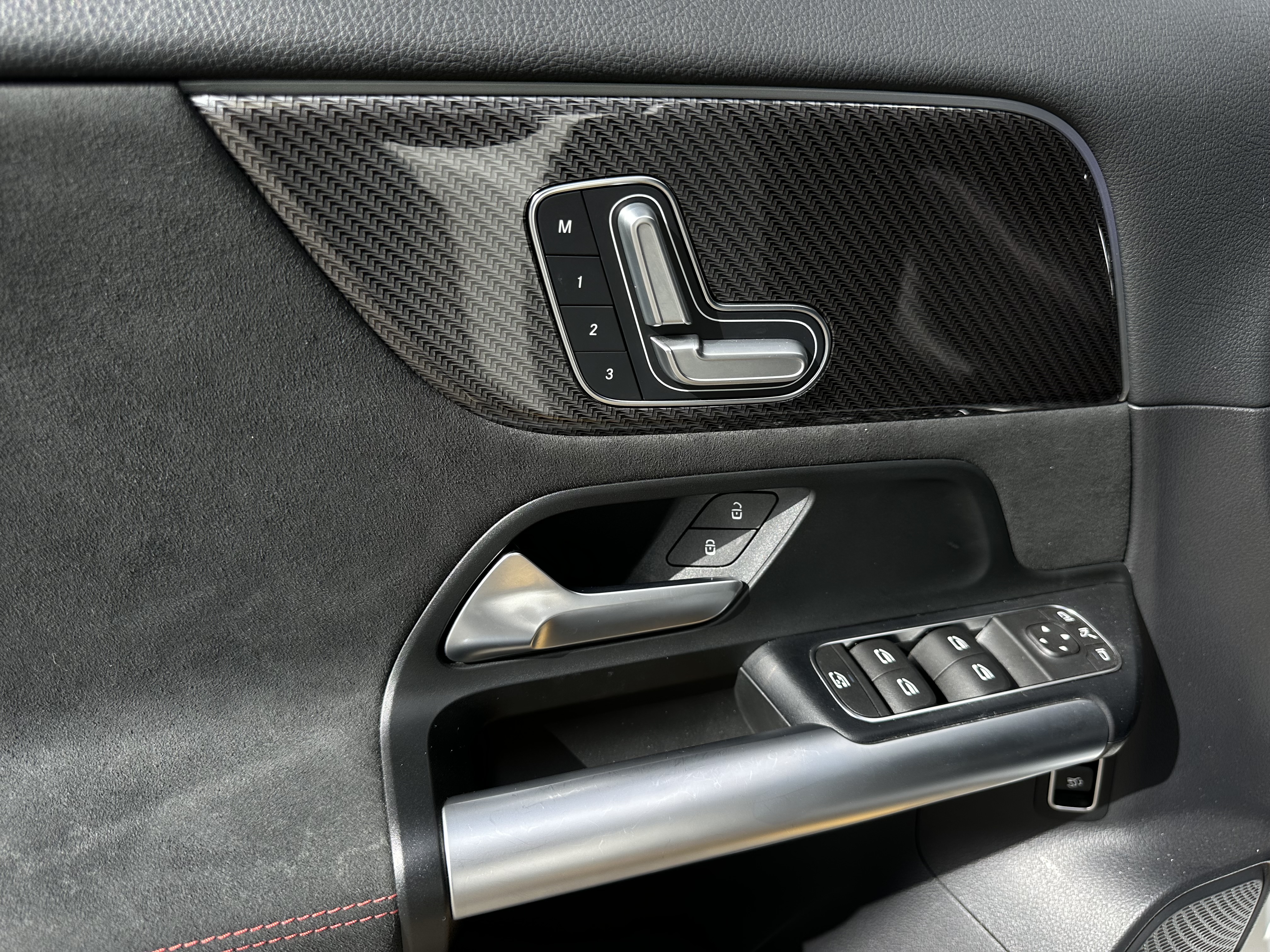 MERCEDES-BENZ GLA250 4MATIC 2025