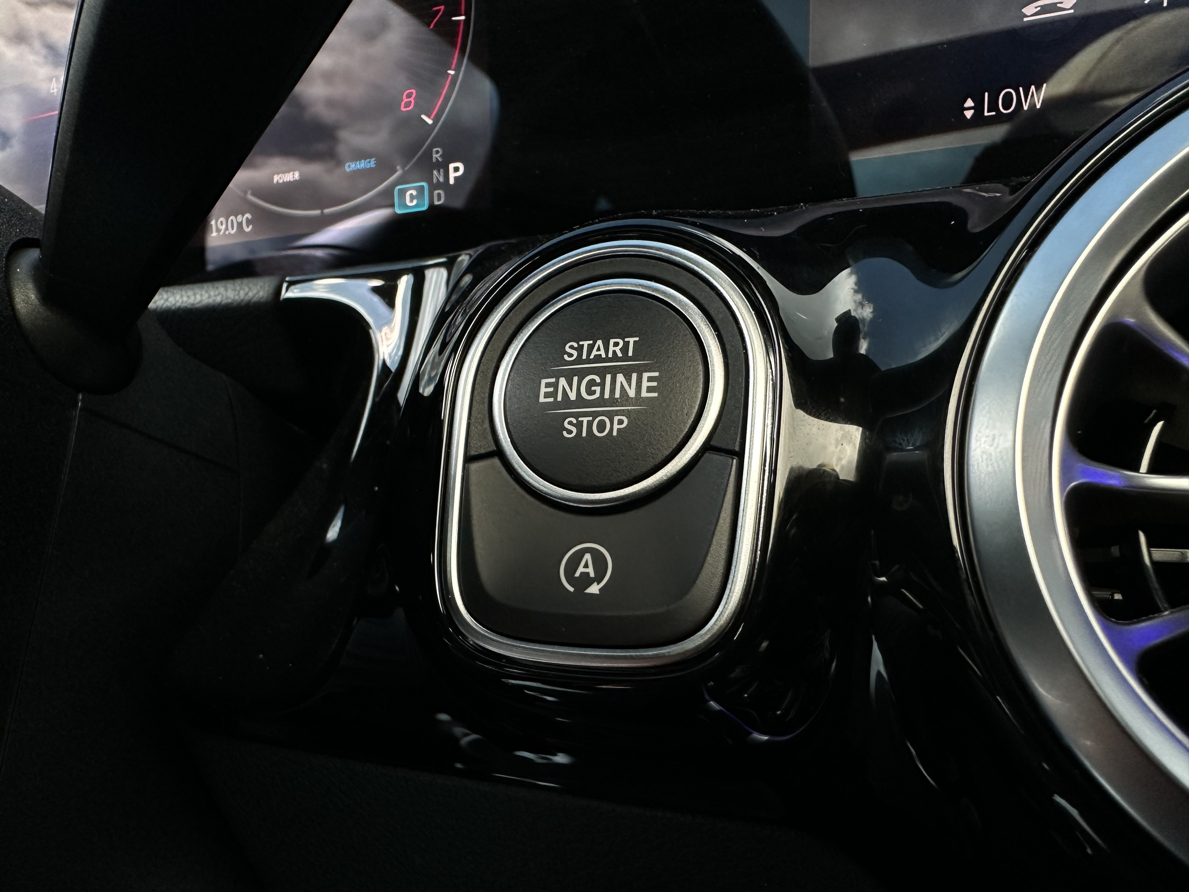 MERCEDES-BENZ GLA250 4MATIC 2025
