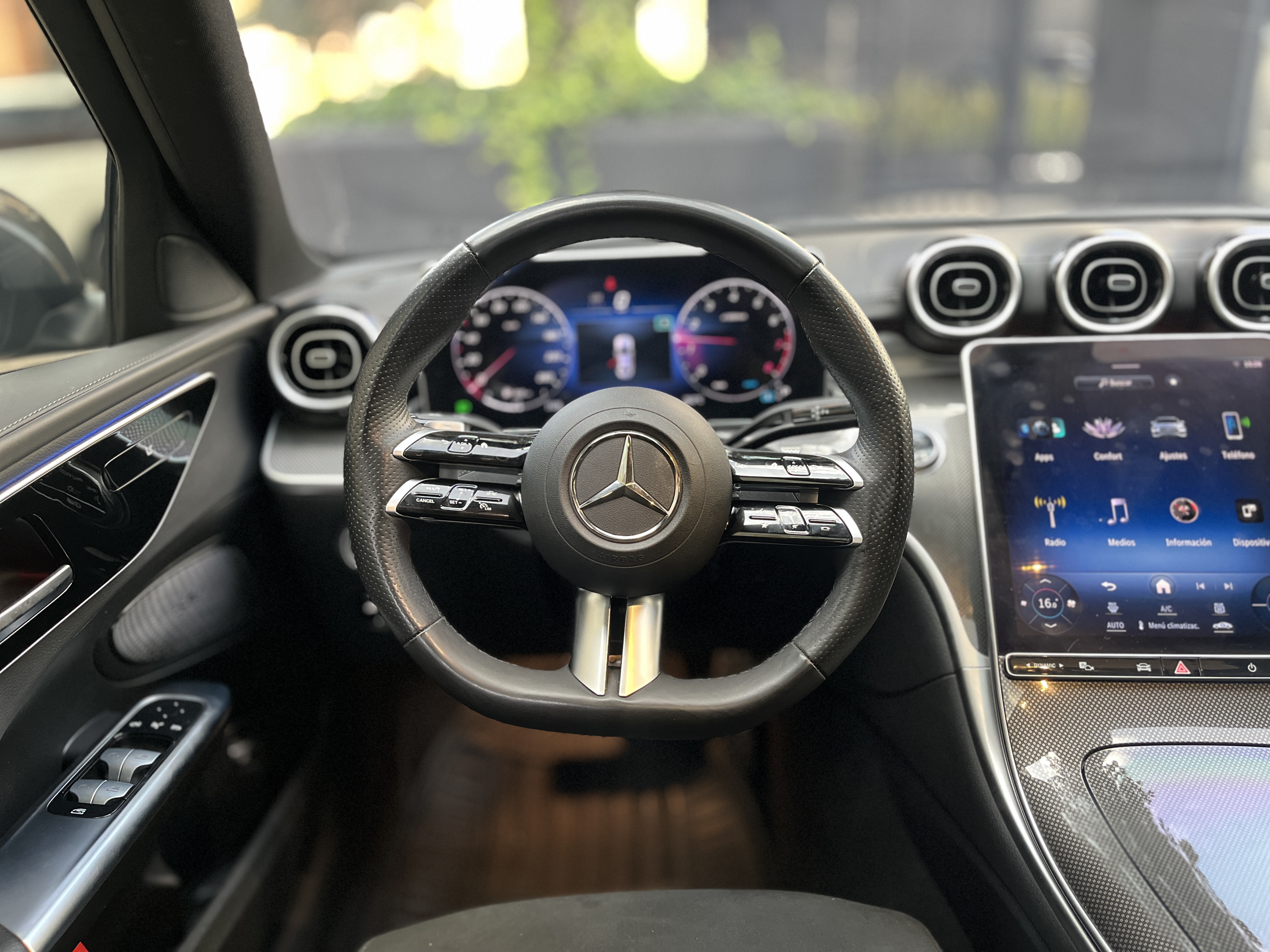 MERCEDES-BENZ C200 2025