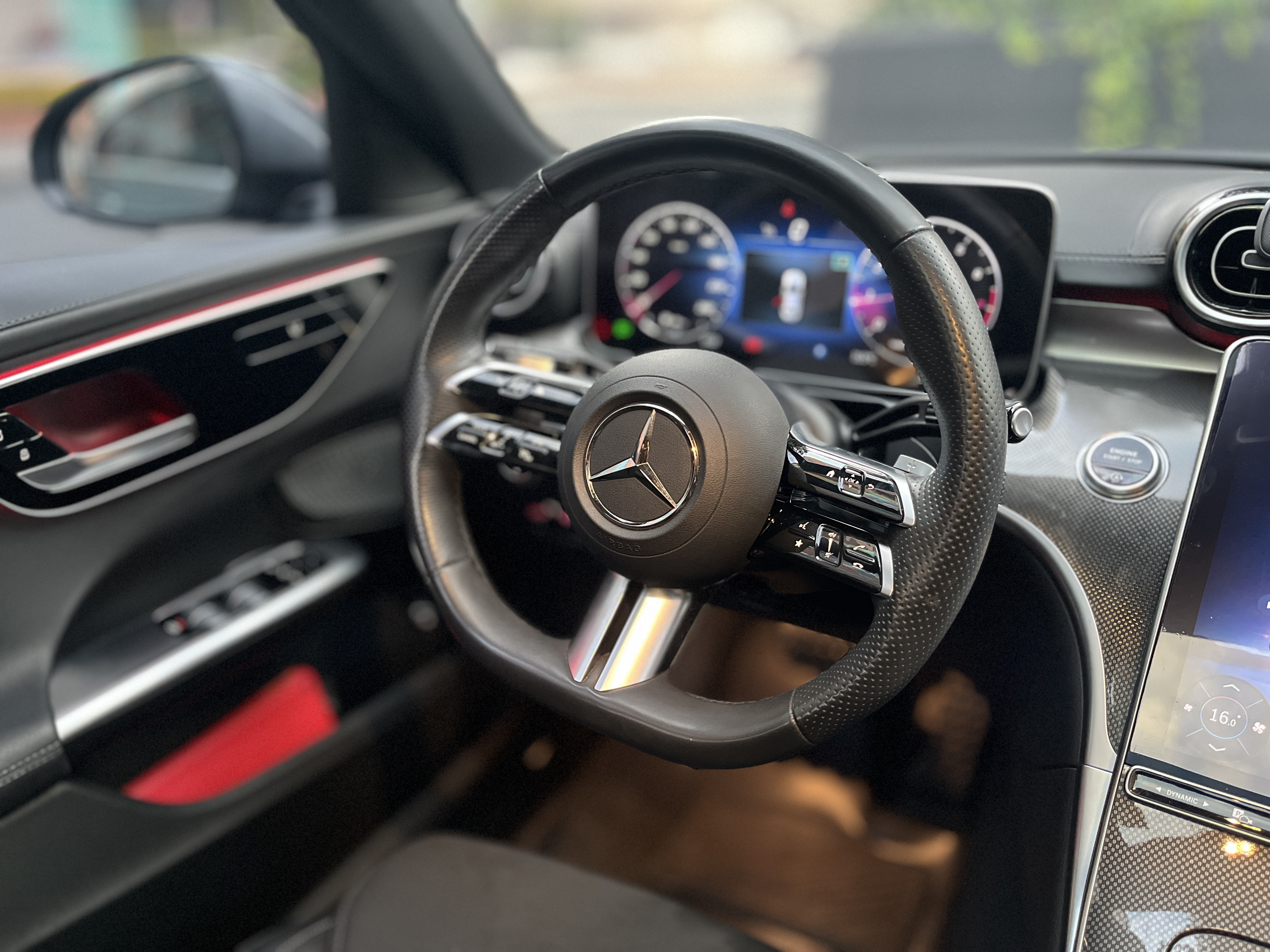MERCEDES-BENZ C200 2025