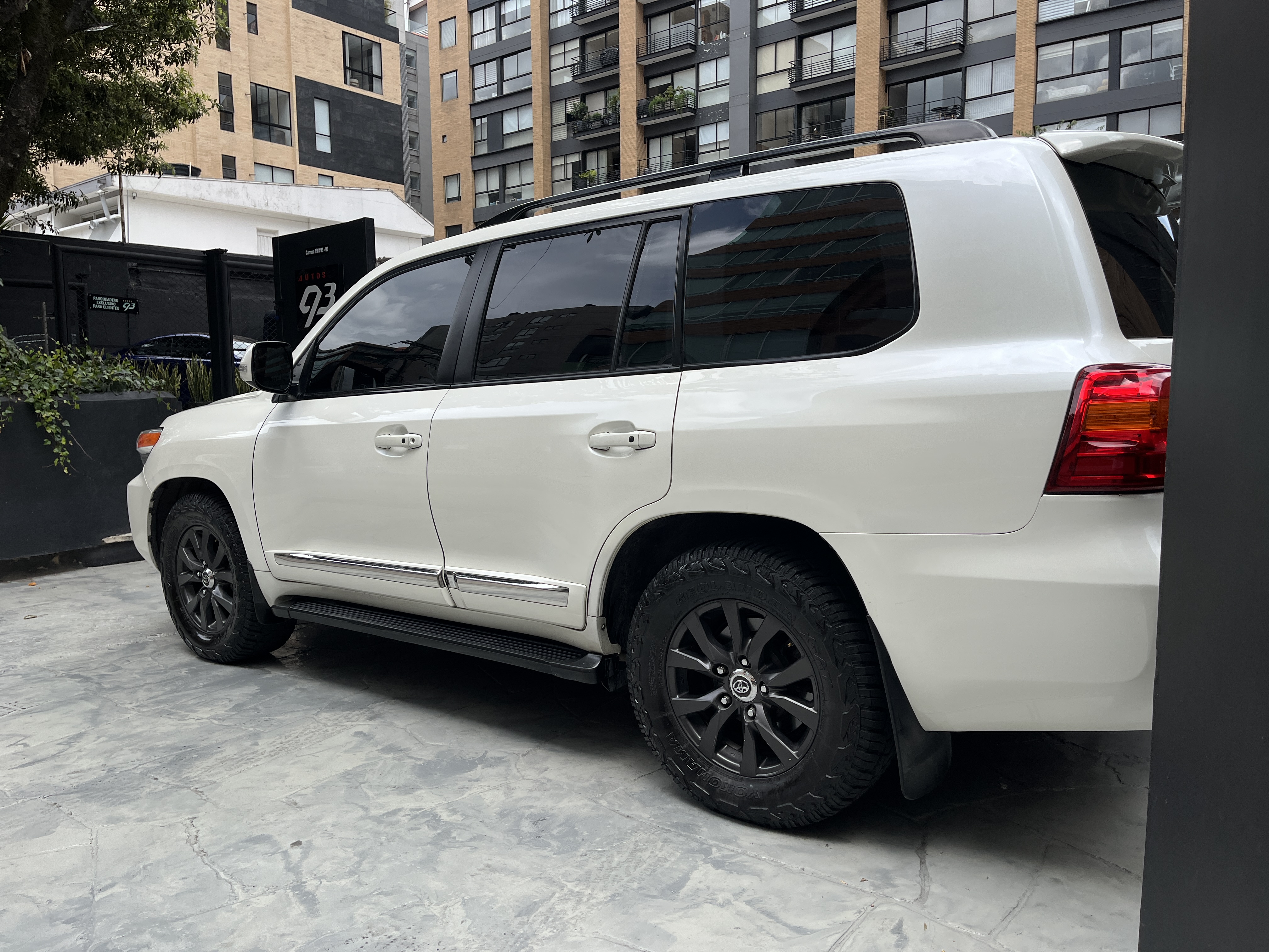 TOYOTA LAND CRUISER 200 BLINDADA 2013