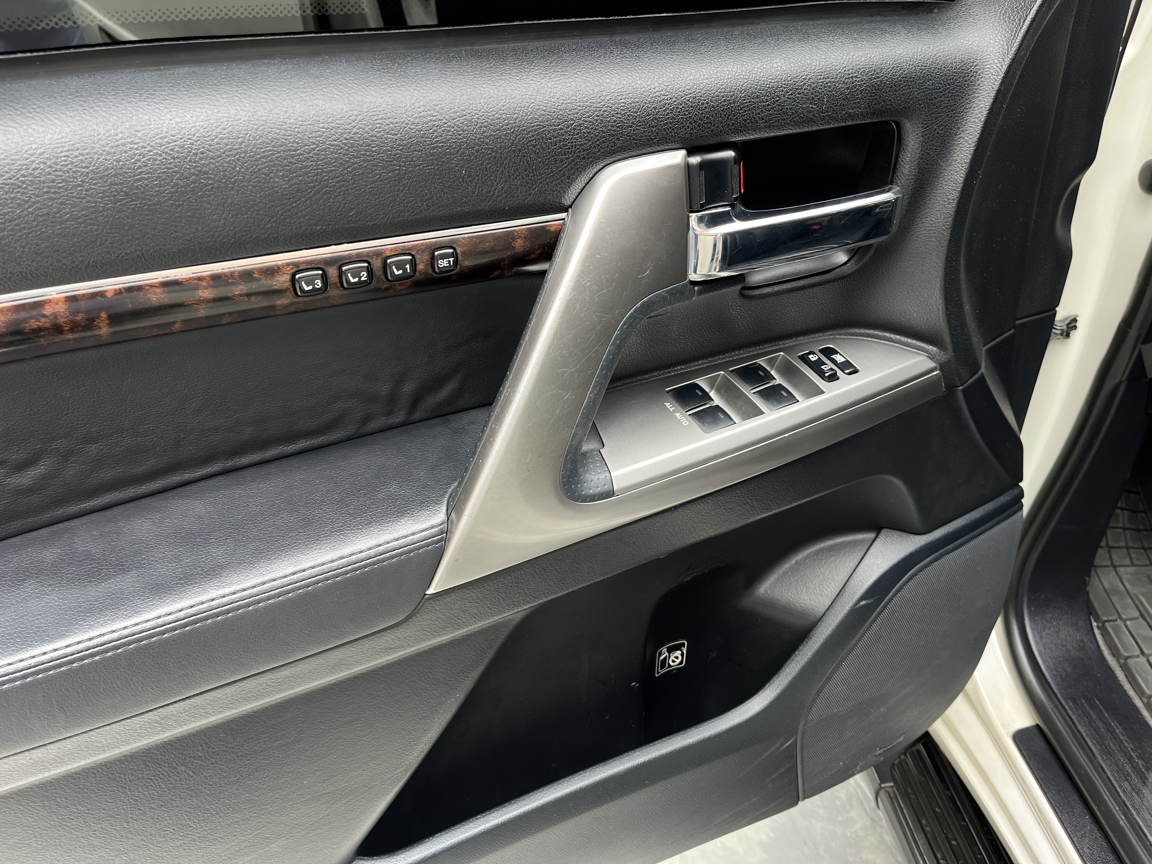 TOYOTA LAND CRUISER 200 BLINDADA 2013