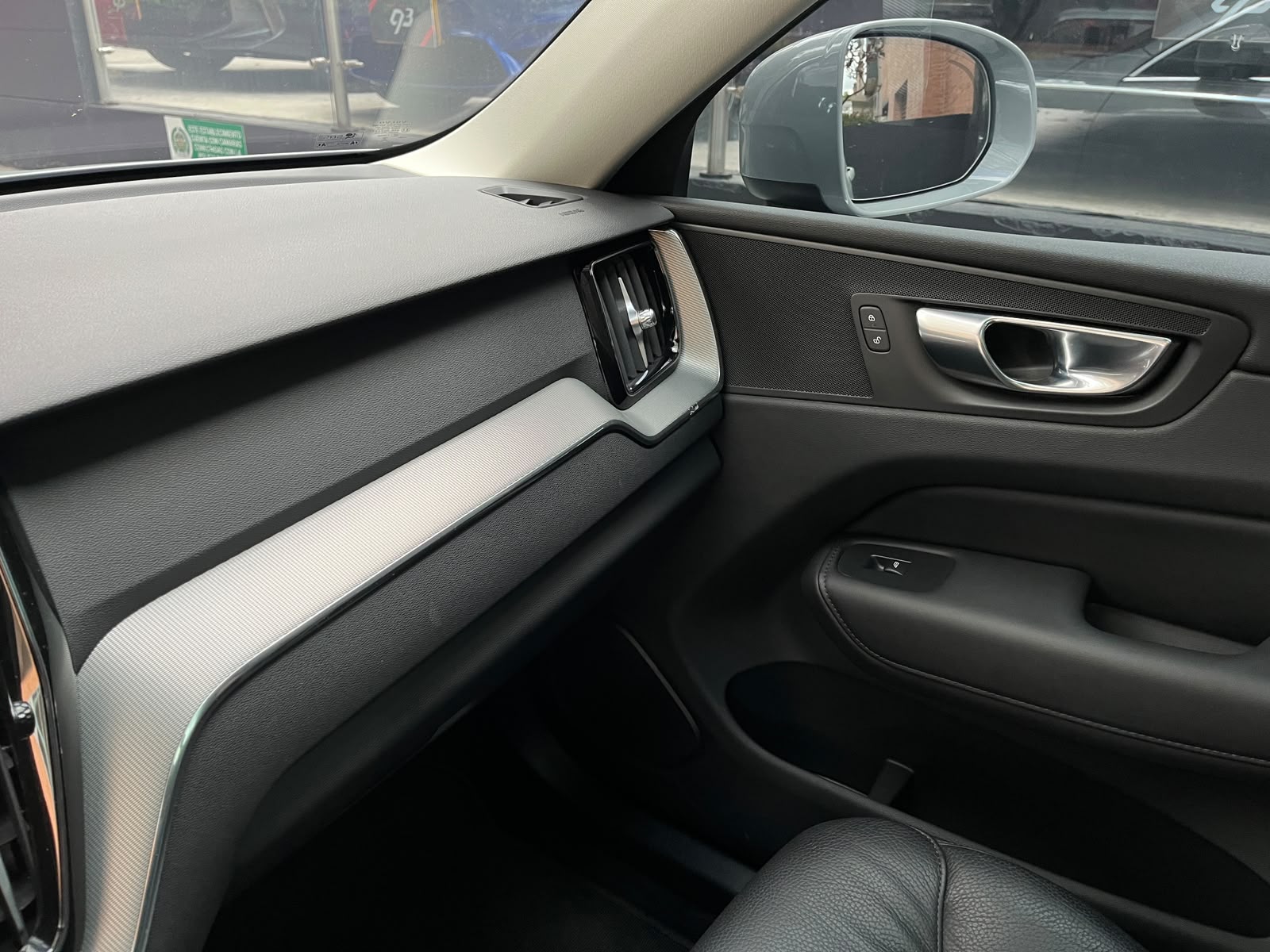 VOLVO XC60 T8 2025