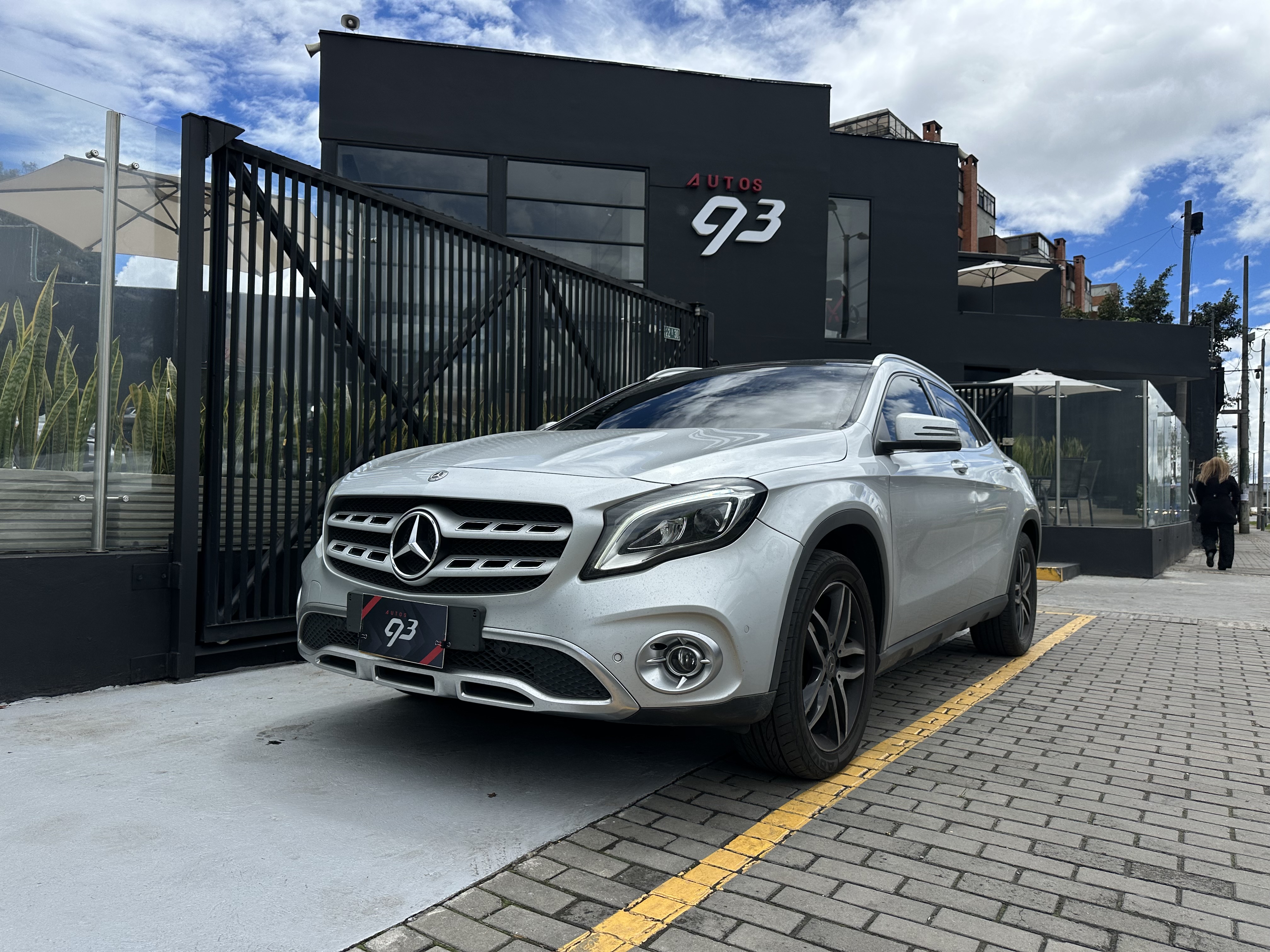 MERCEDES-BENZ GLA200 2020