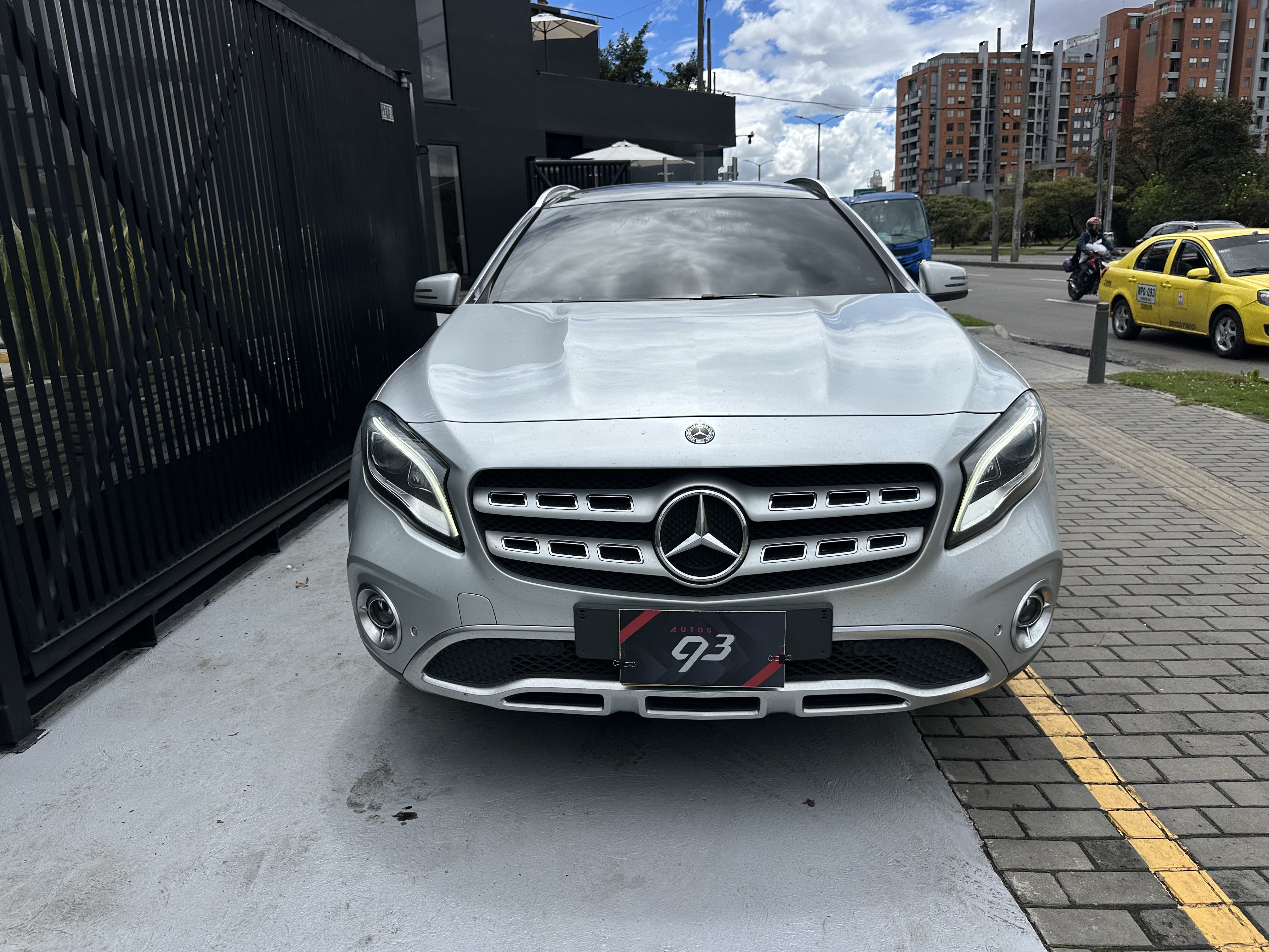 MERCEDES-BENZ GLA200 2020