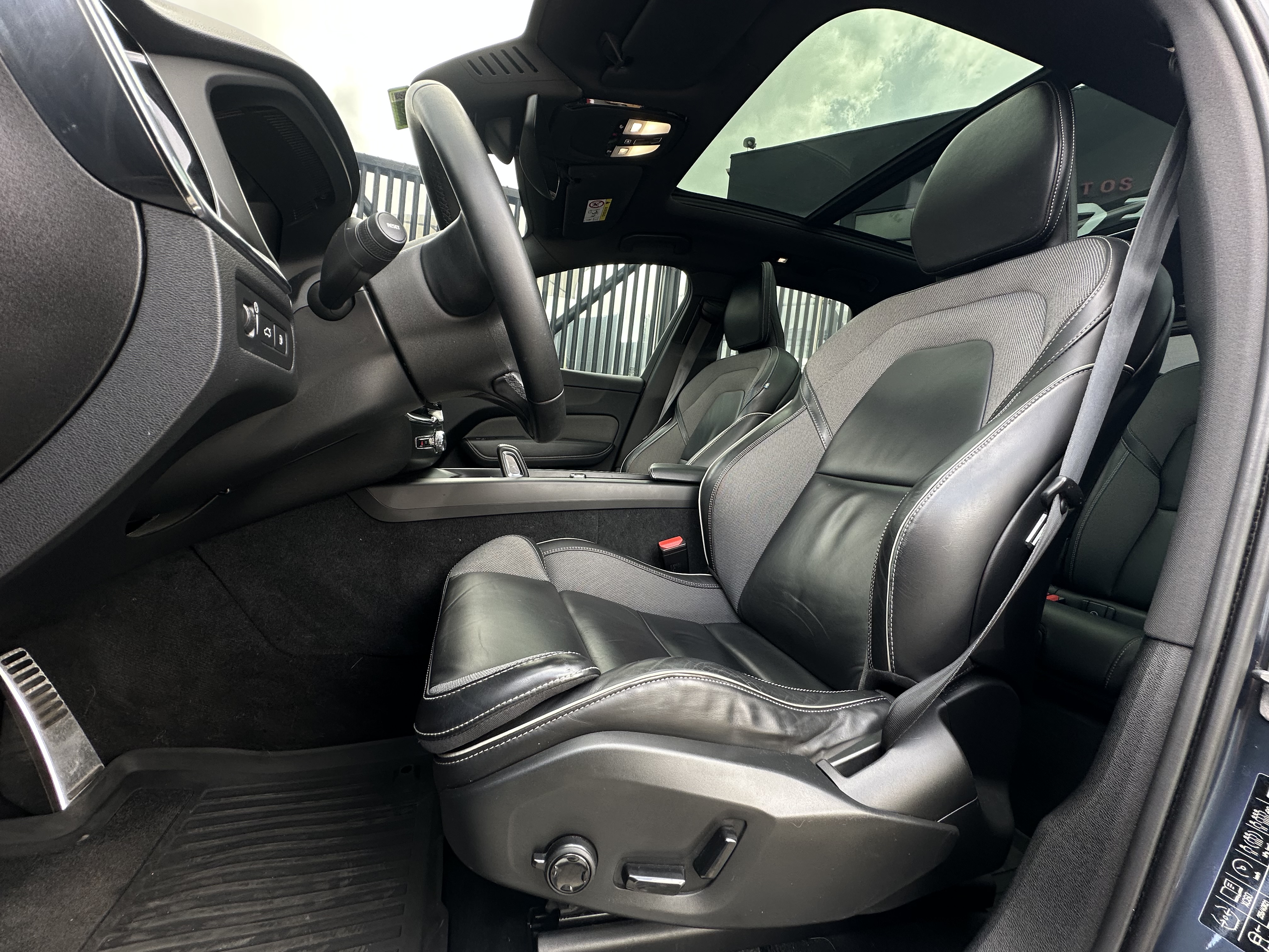 VOLVO XC60 R-DESIGN T8 2022