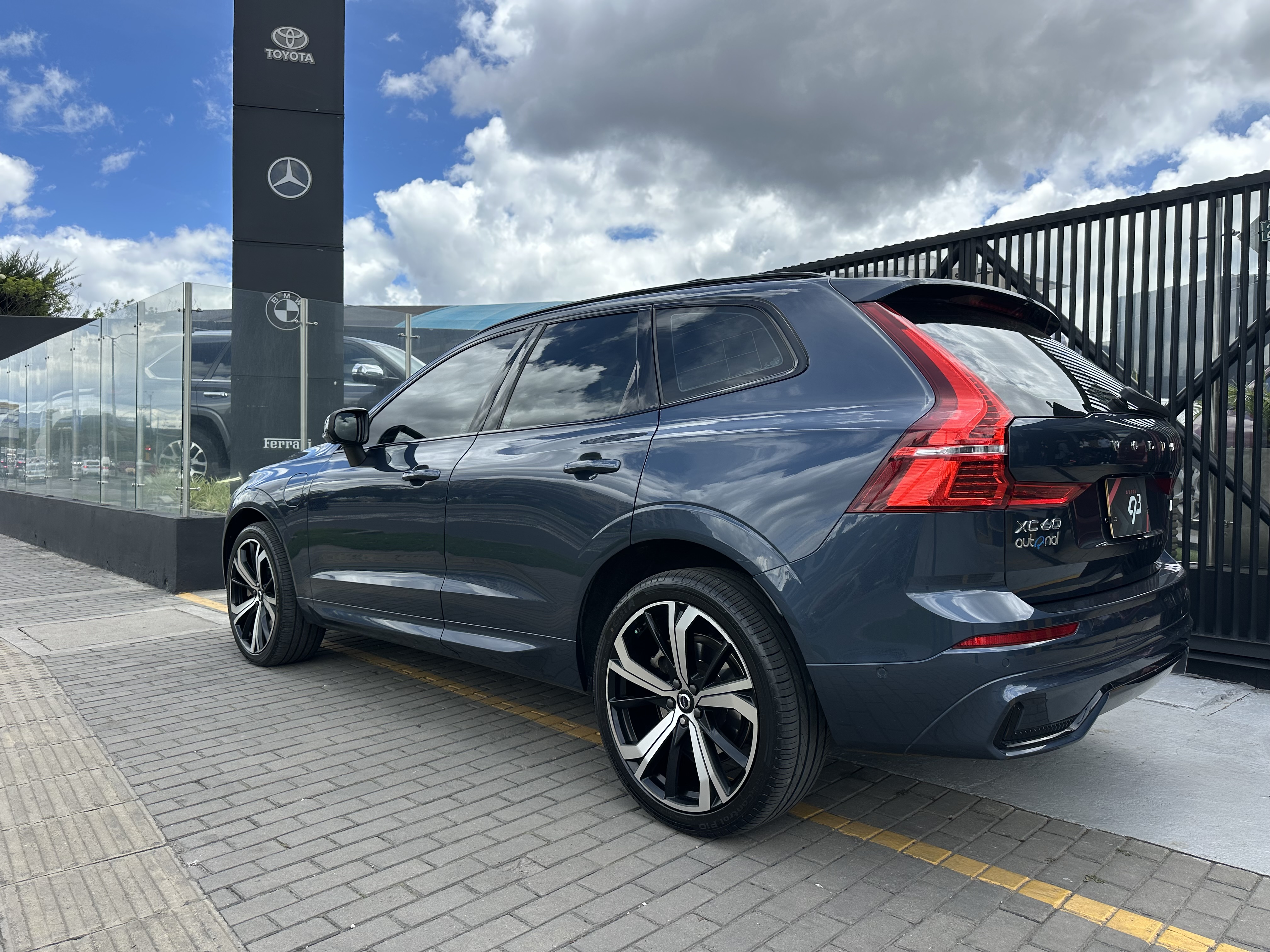 VOLVO XC60 R-DESIGN T8 2022