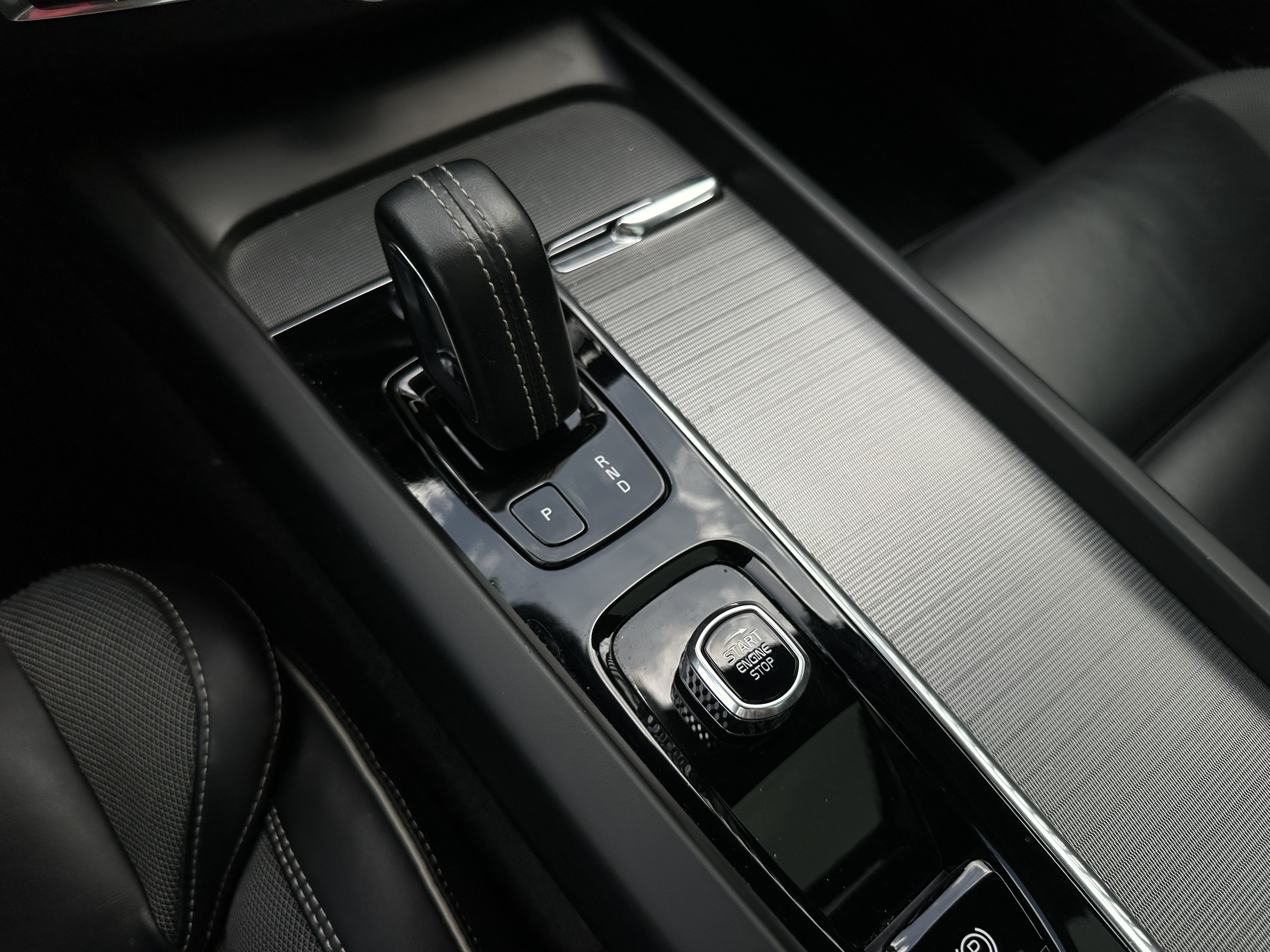 VOLVO XC60 R-DESIGN T8 2022