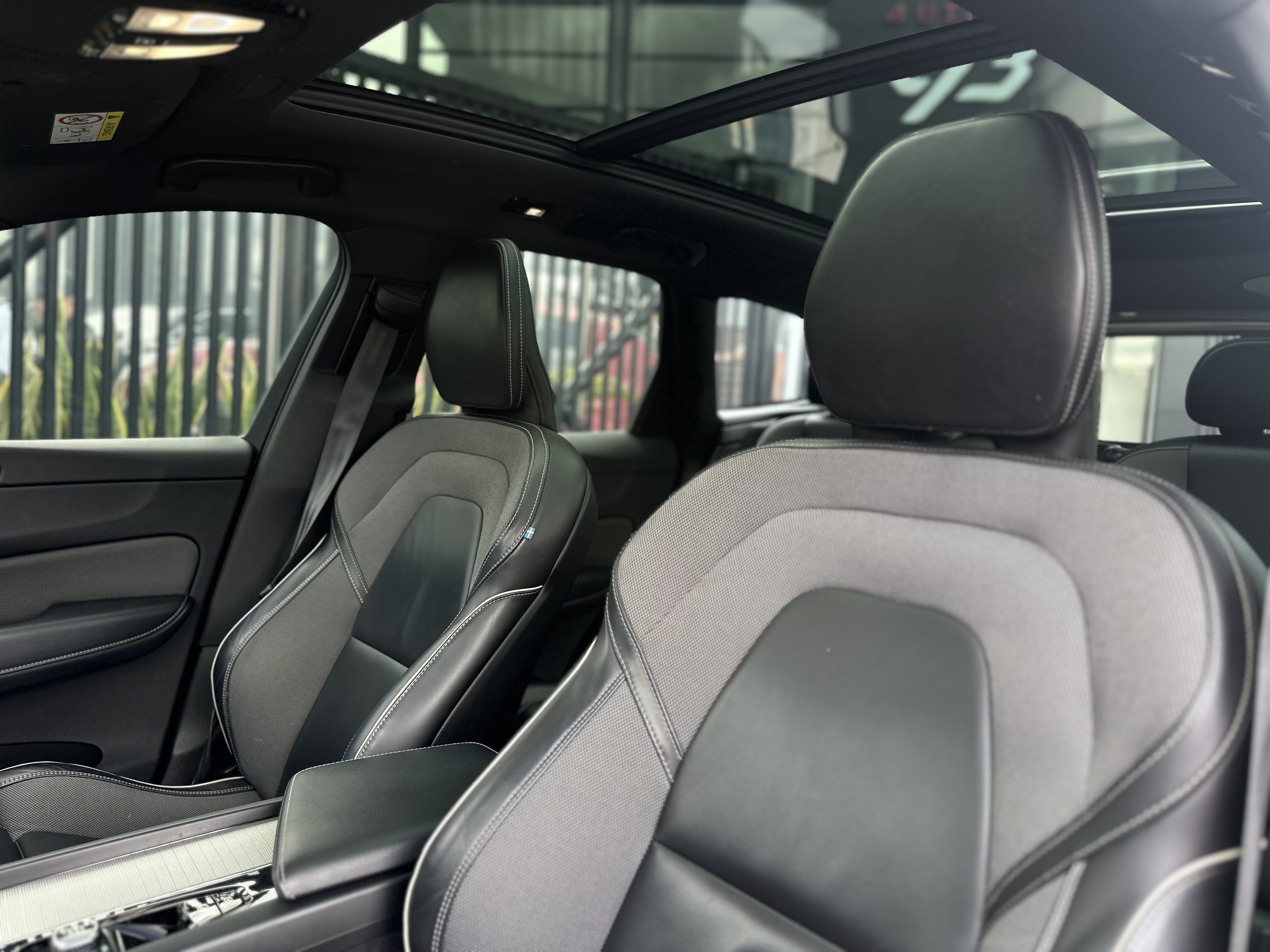VOLVO XC60 R-DESIGN T8 2022