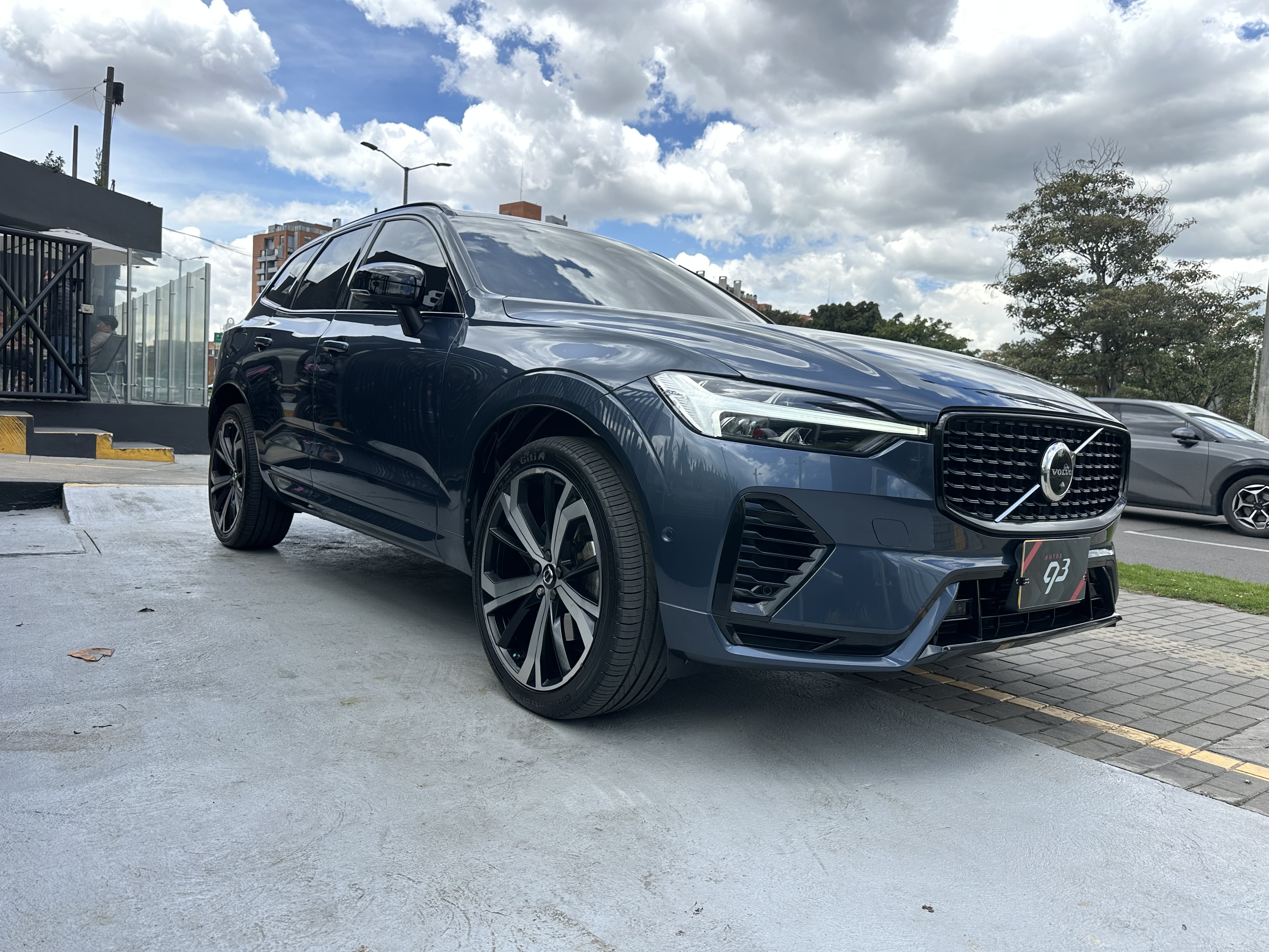 VOLVO XC60 R-DESIGN T8 2022