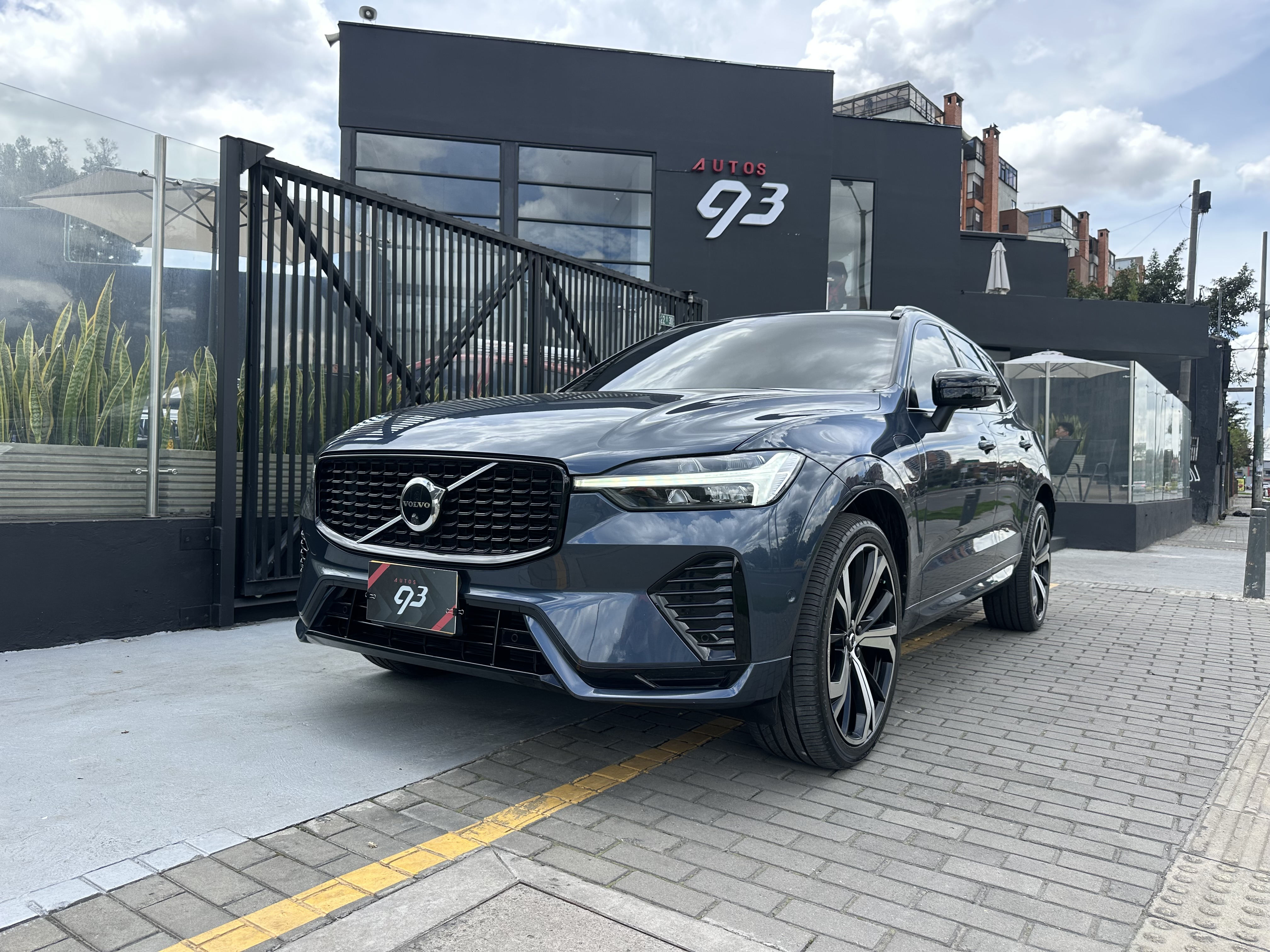 VOLVO XC60 R-DESIGN T8 2022