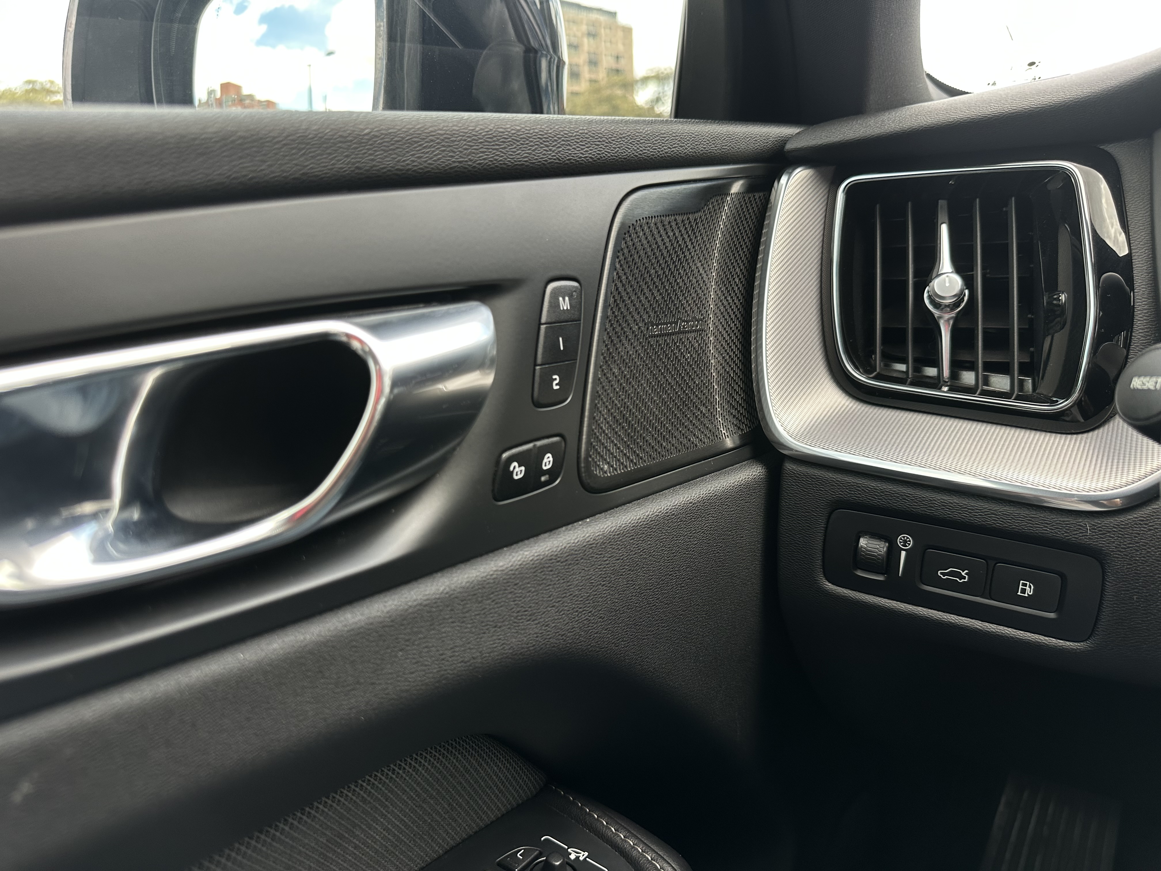 VOLVO XC60 R-DESIGN T8 2022