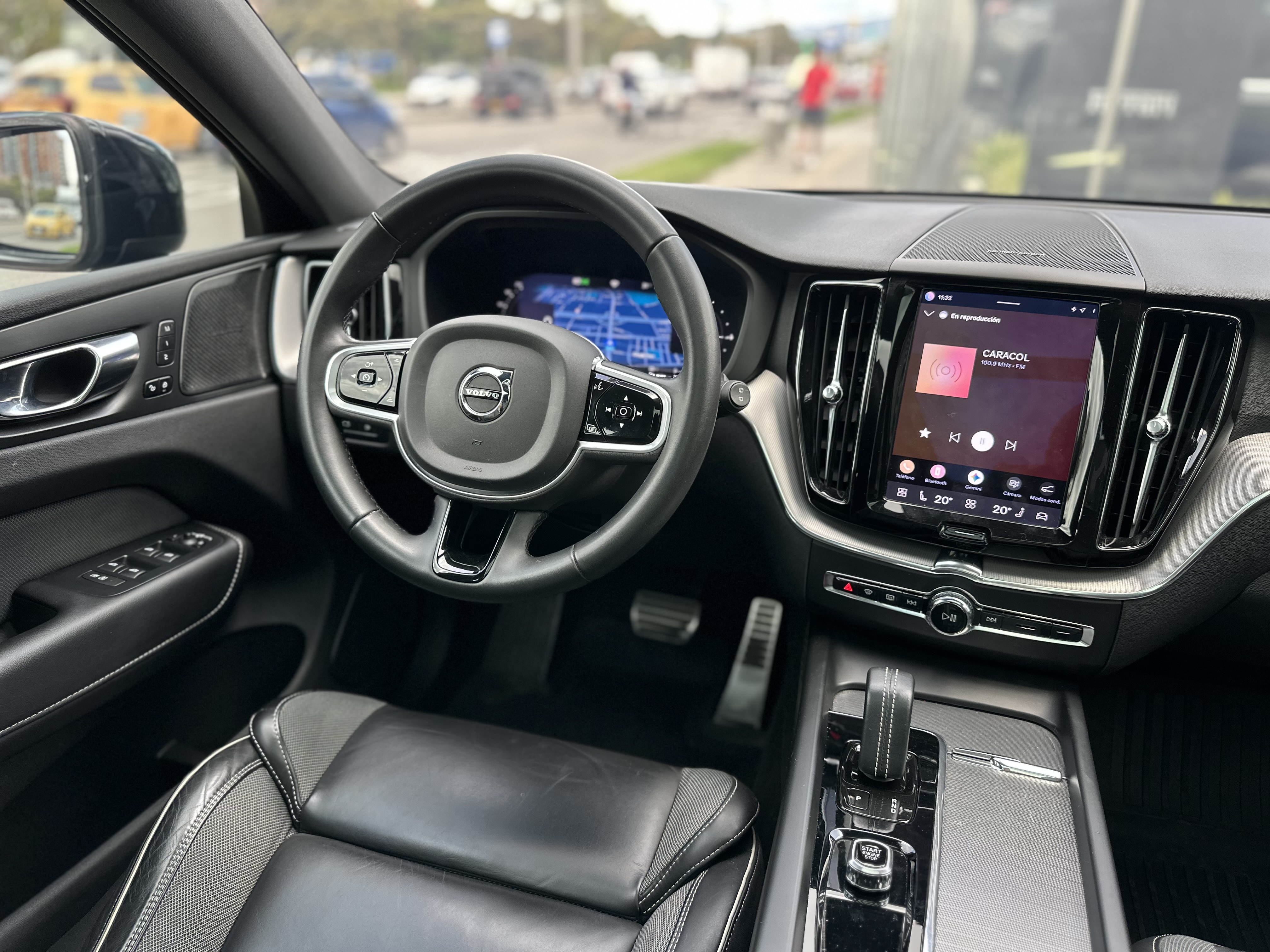 VOLVO XC60 R-DESIGN T8 2022