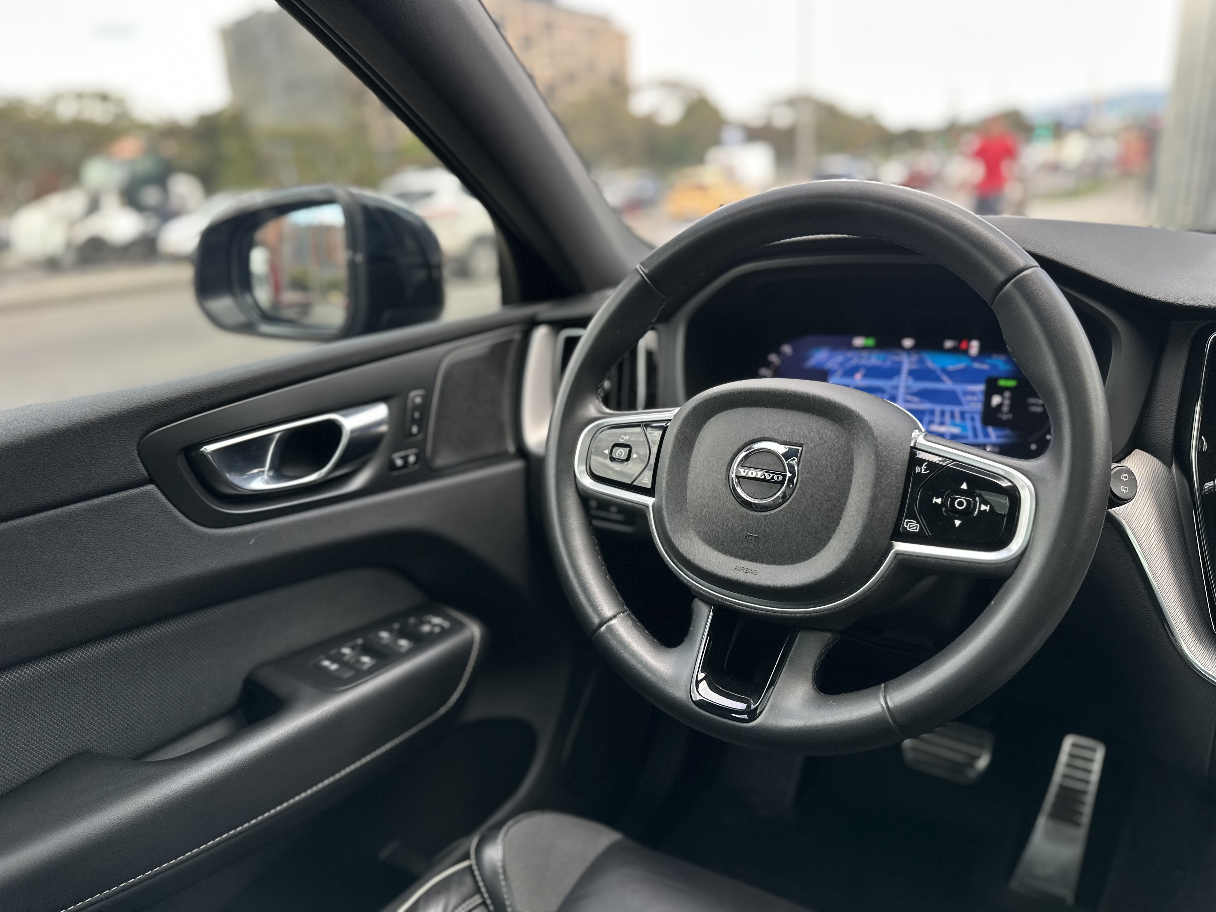 VOLVO XC60 R-DESIGN T8 2022