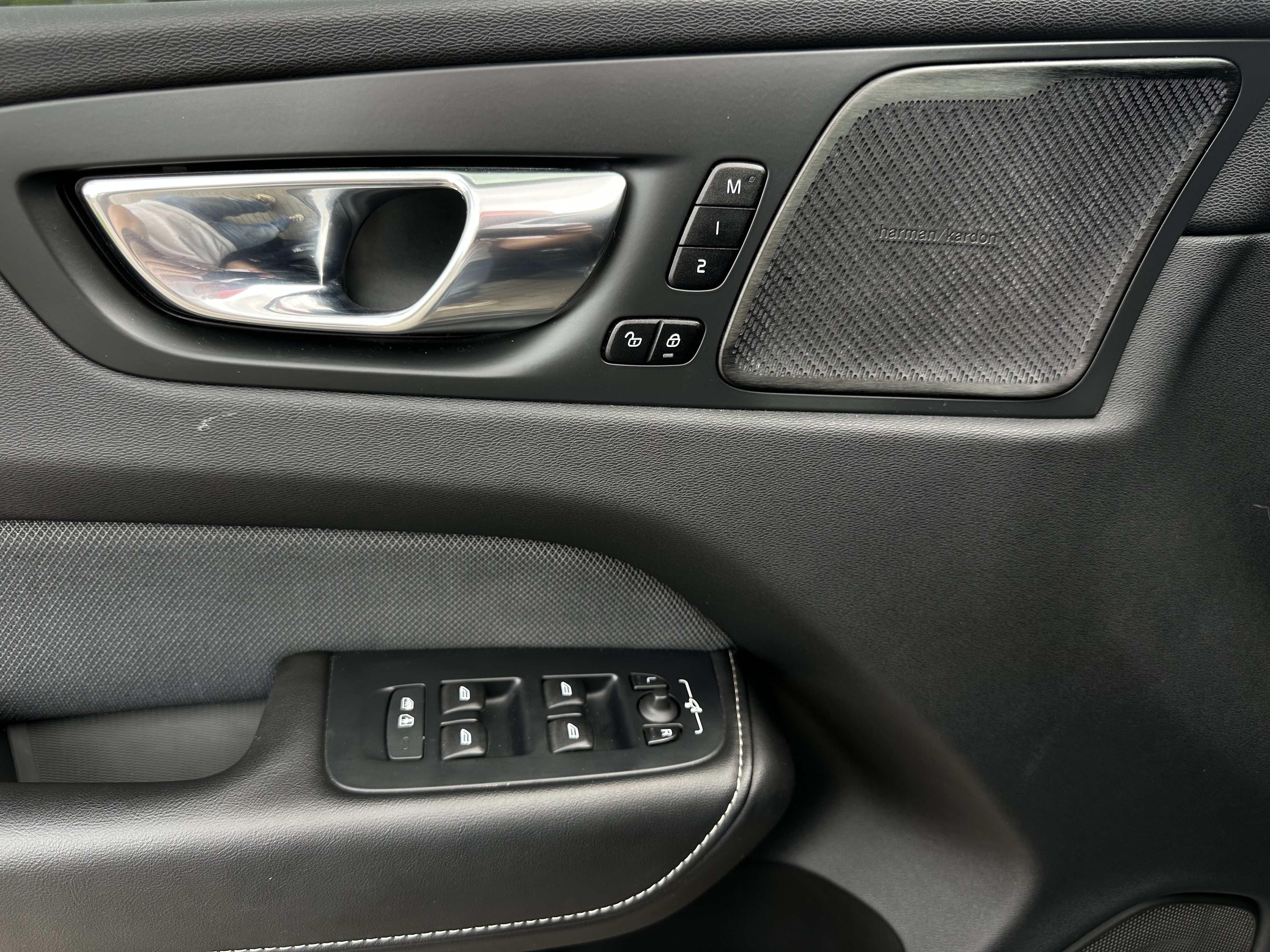 VOLVO XC60 R-DESIGN T8 2022