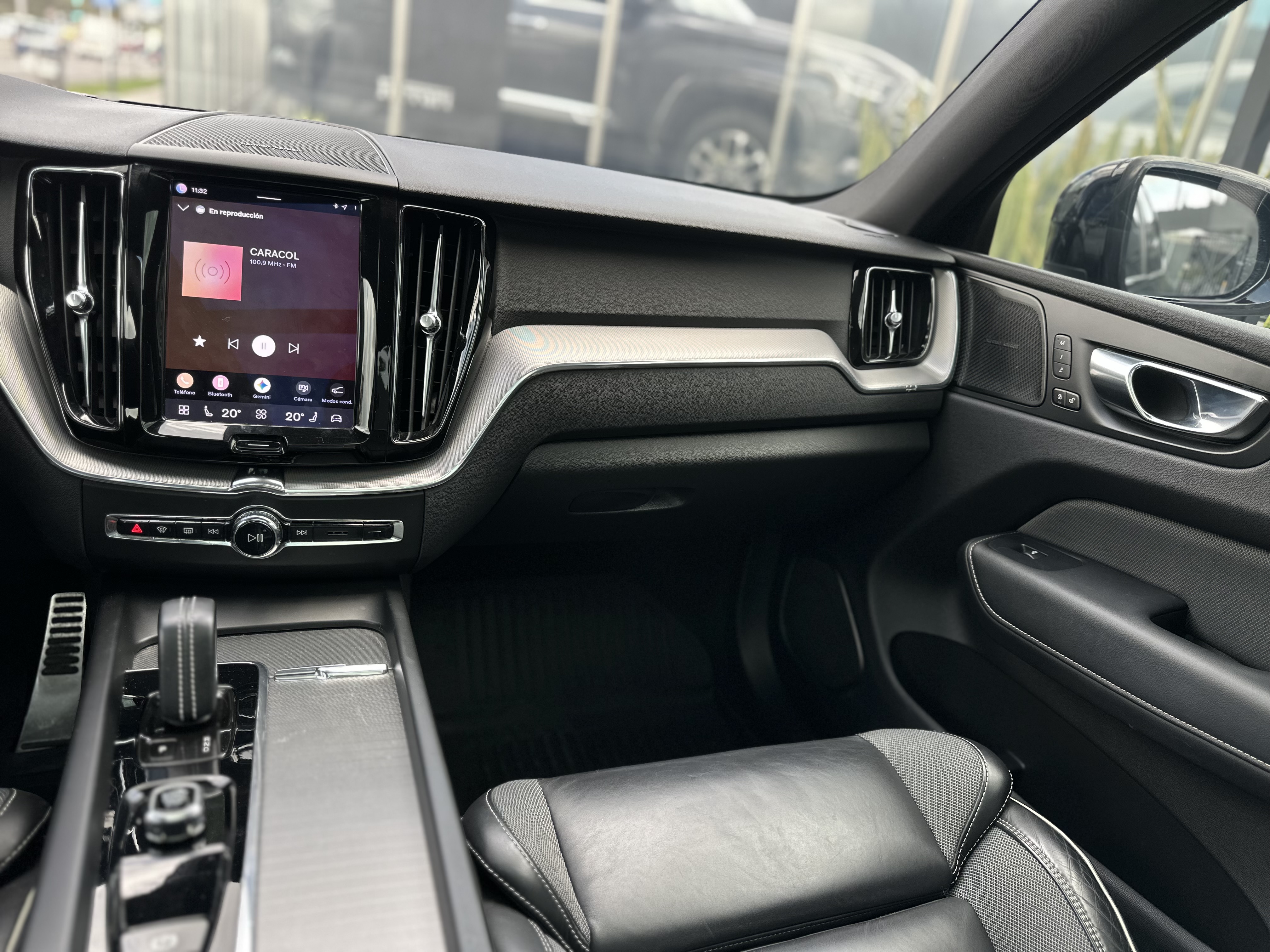 VOLVO XC60 R-DESIGN T8 2022