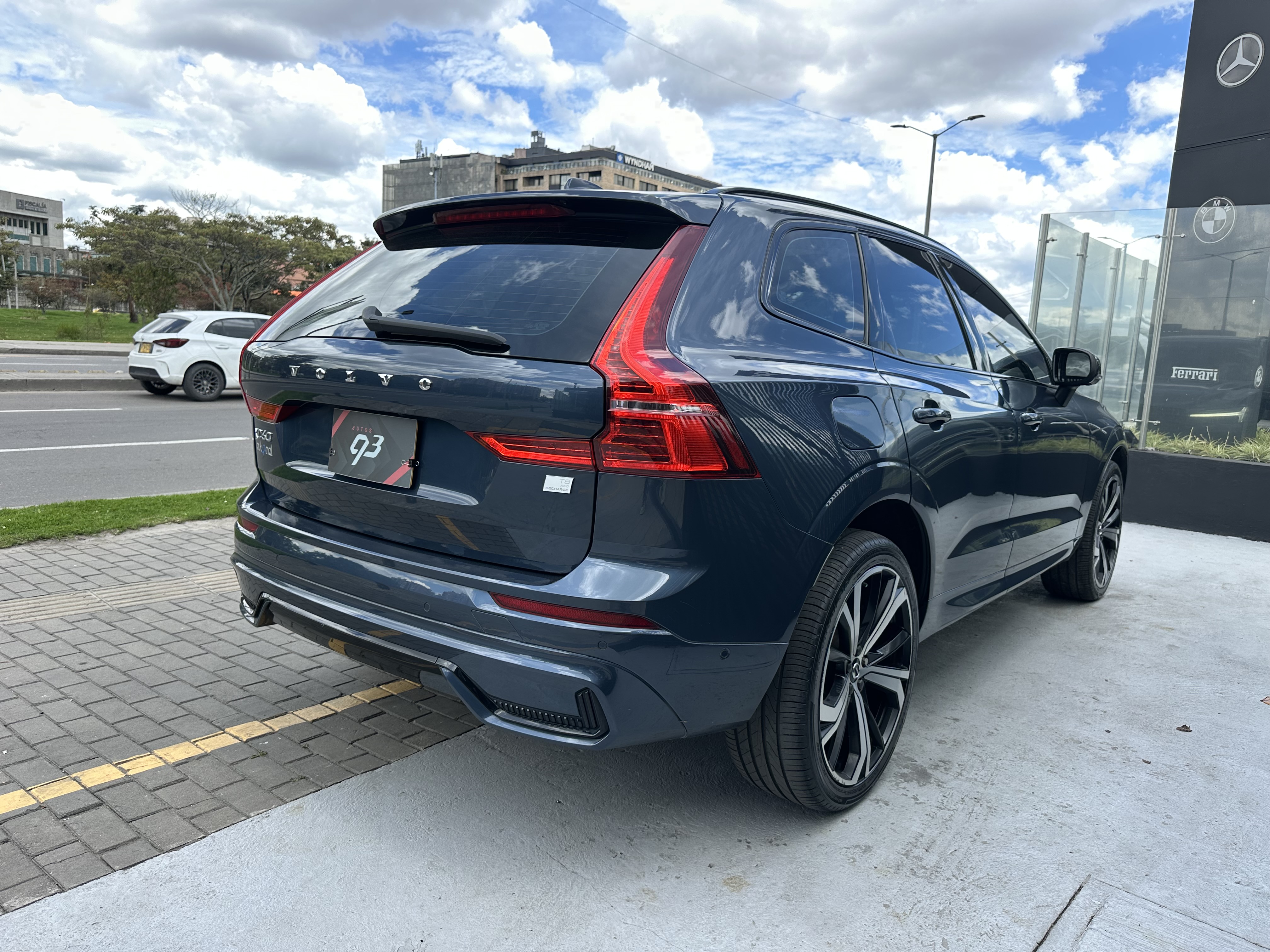 VOLVO XC60 R-DESIGN T8 2022