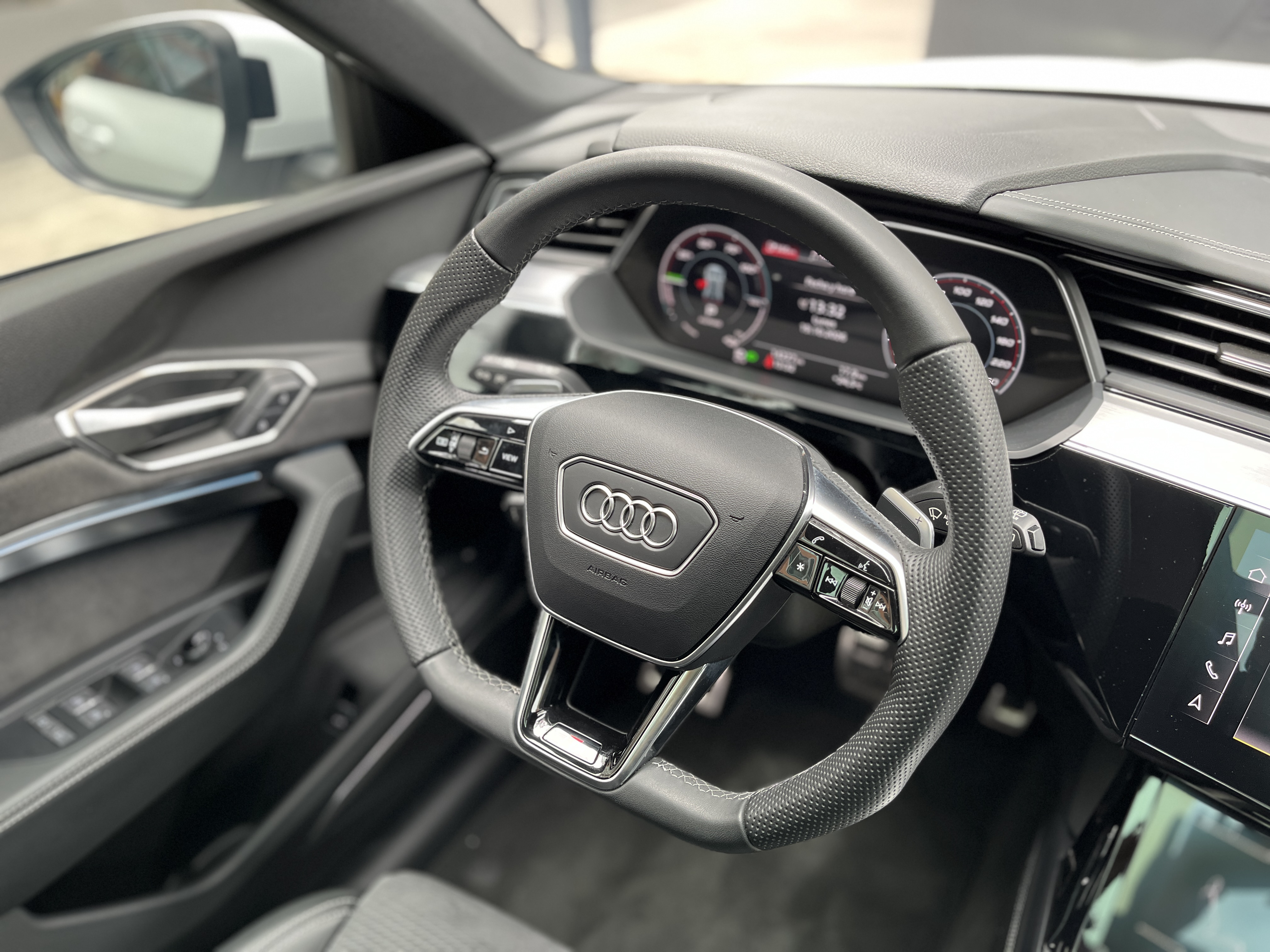 AUDI Q8 ETRON 2024