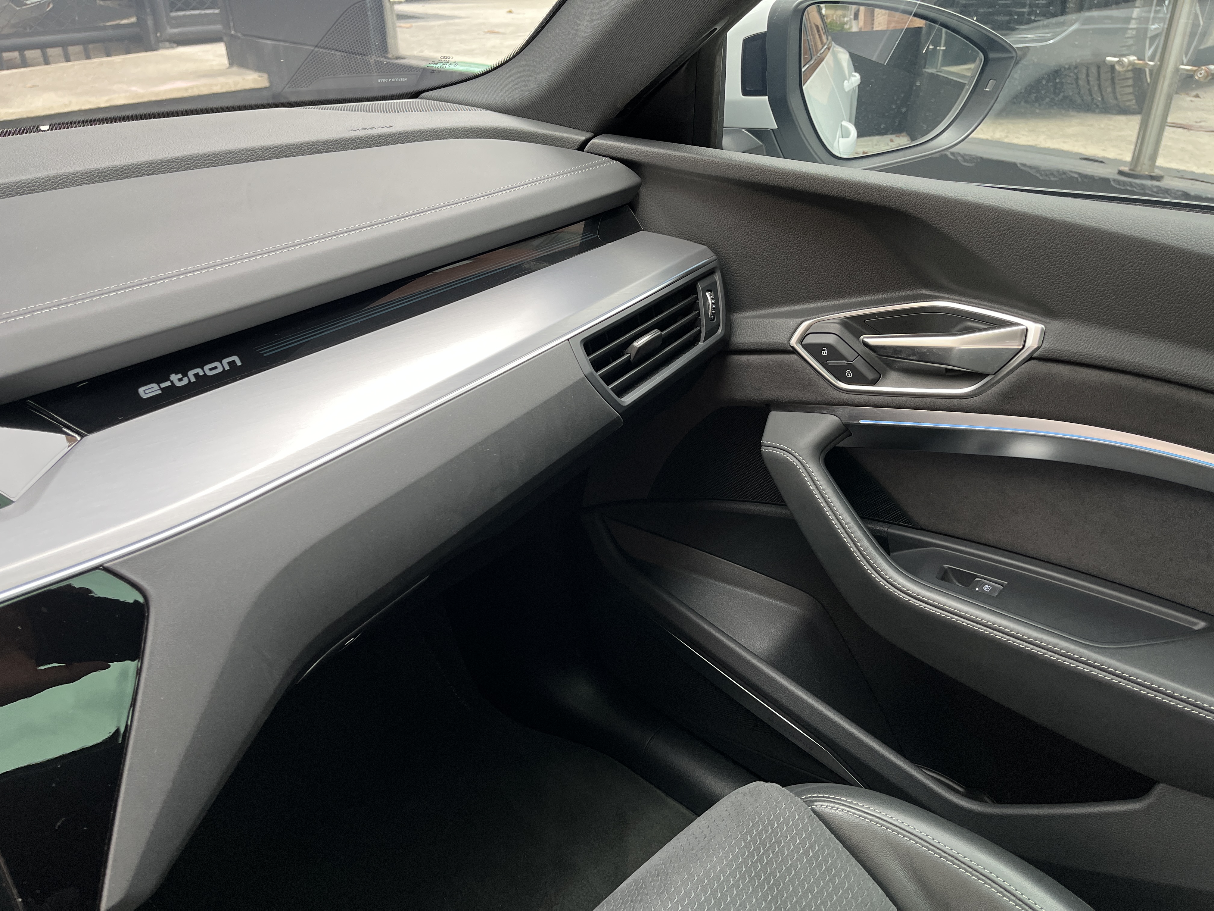 AUDI Q8 ETRON 2024