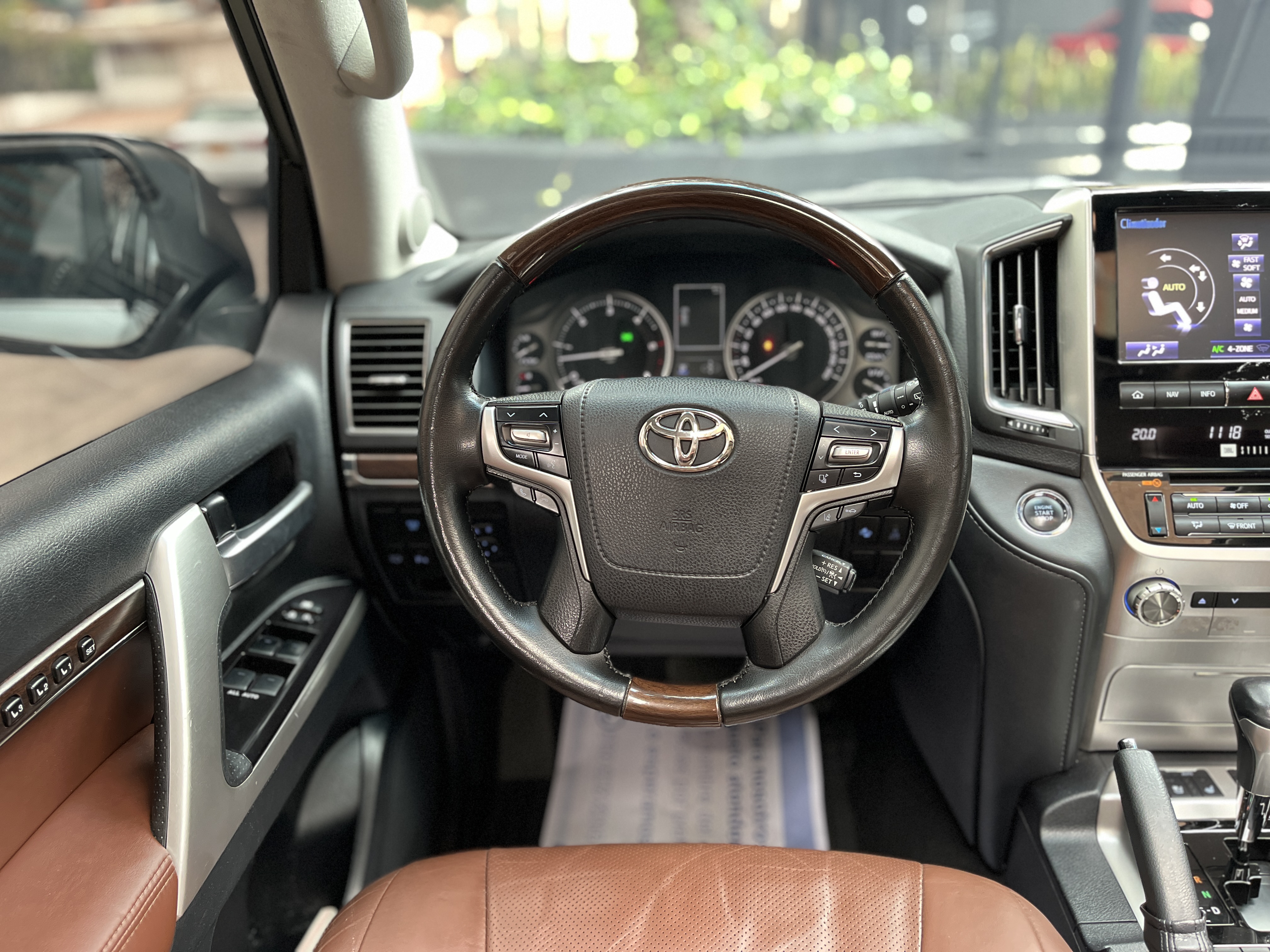 TOYOTA LAND CRUISER 200 2021