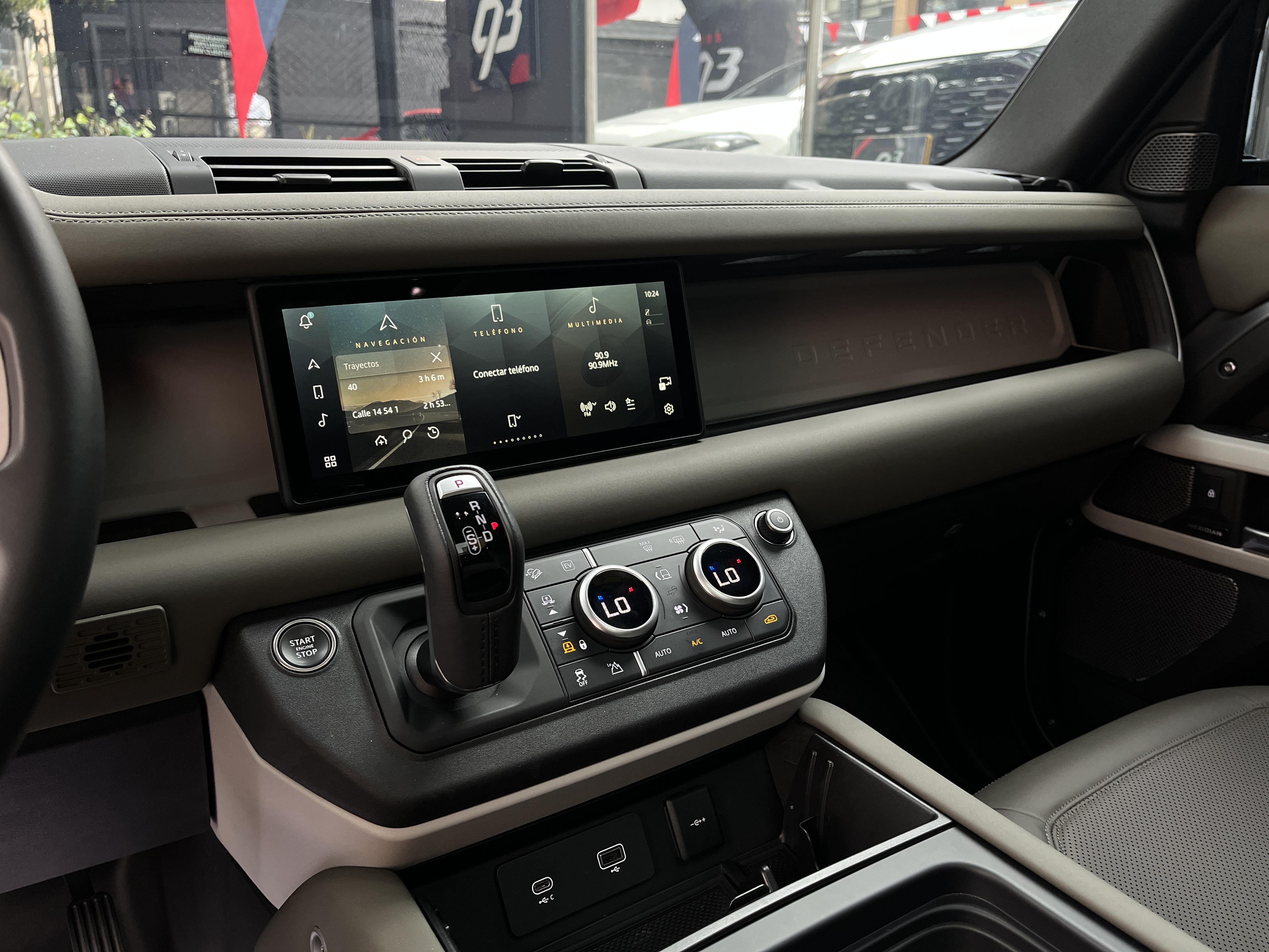 LAND ROVER DEFENDER 110 404PS 2024