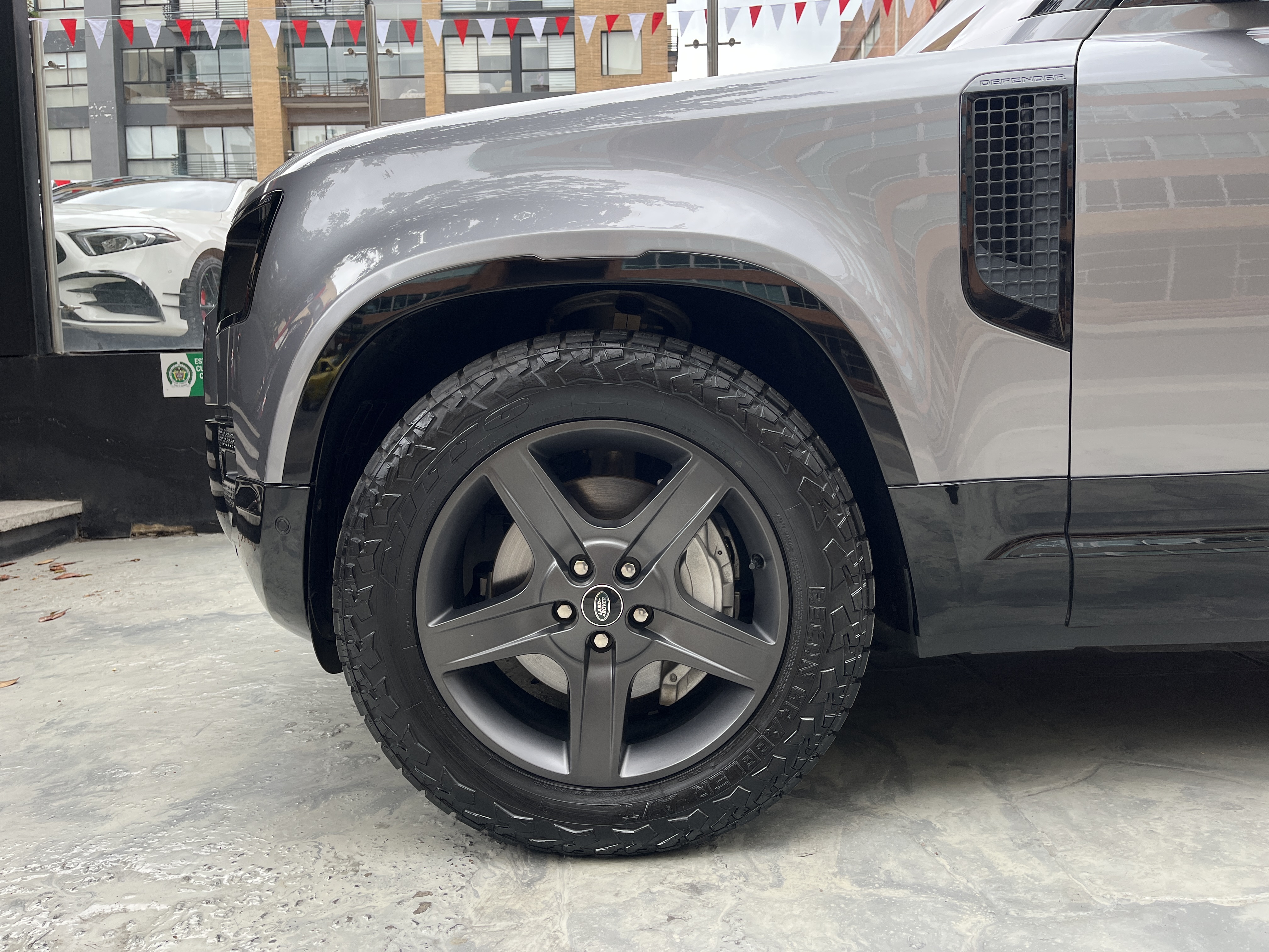 LAND ROVER DEFENDER 110 404PS 2024