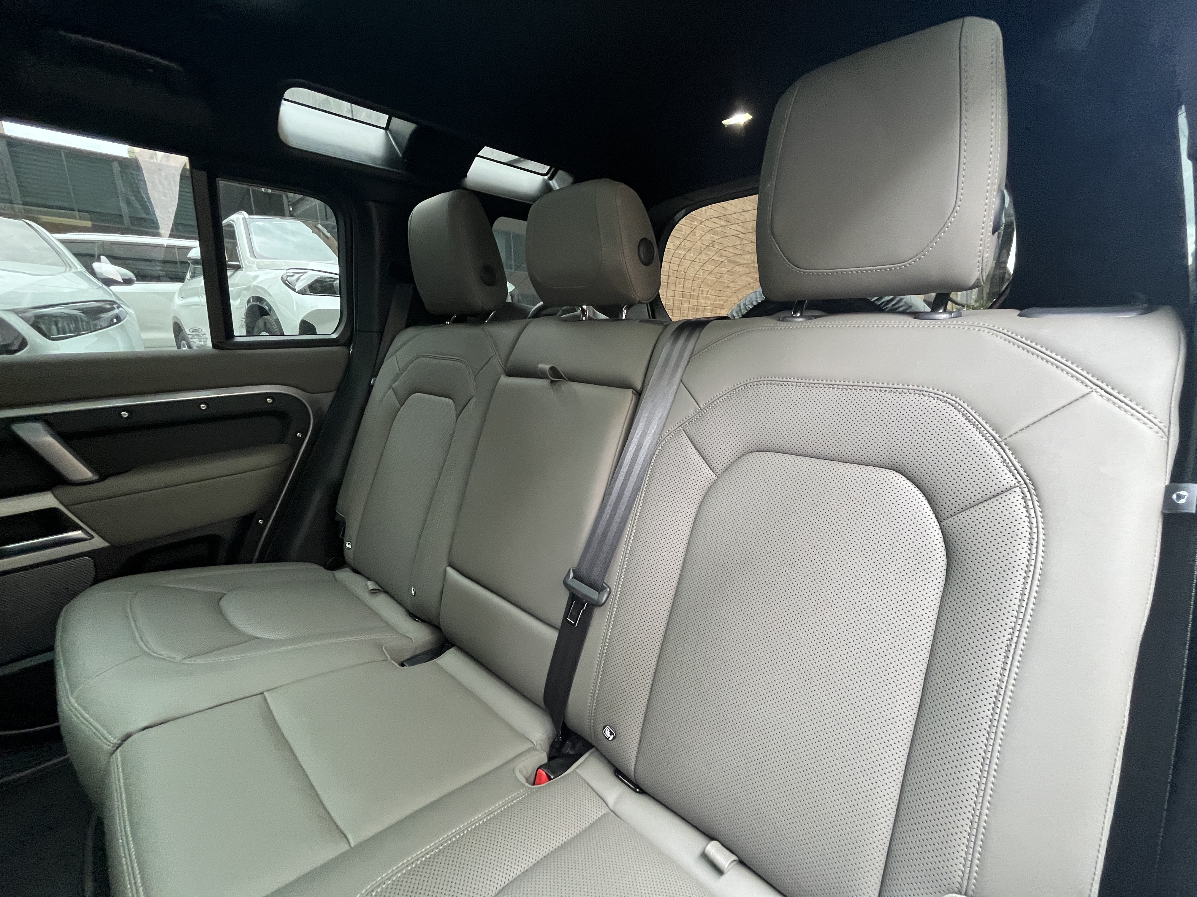 LAND ROVER DEFENDER 110 404PS 2024