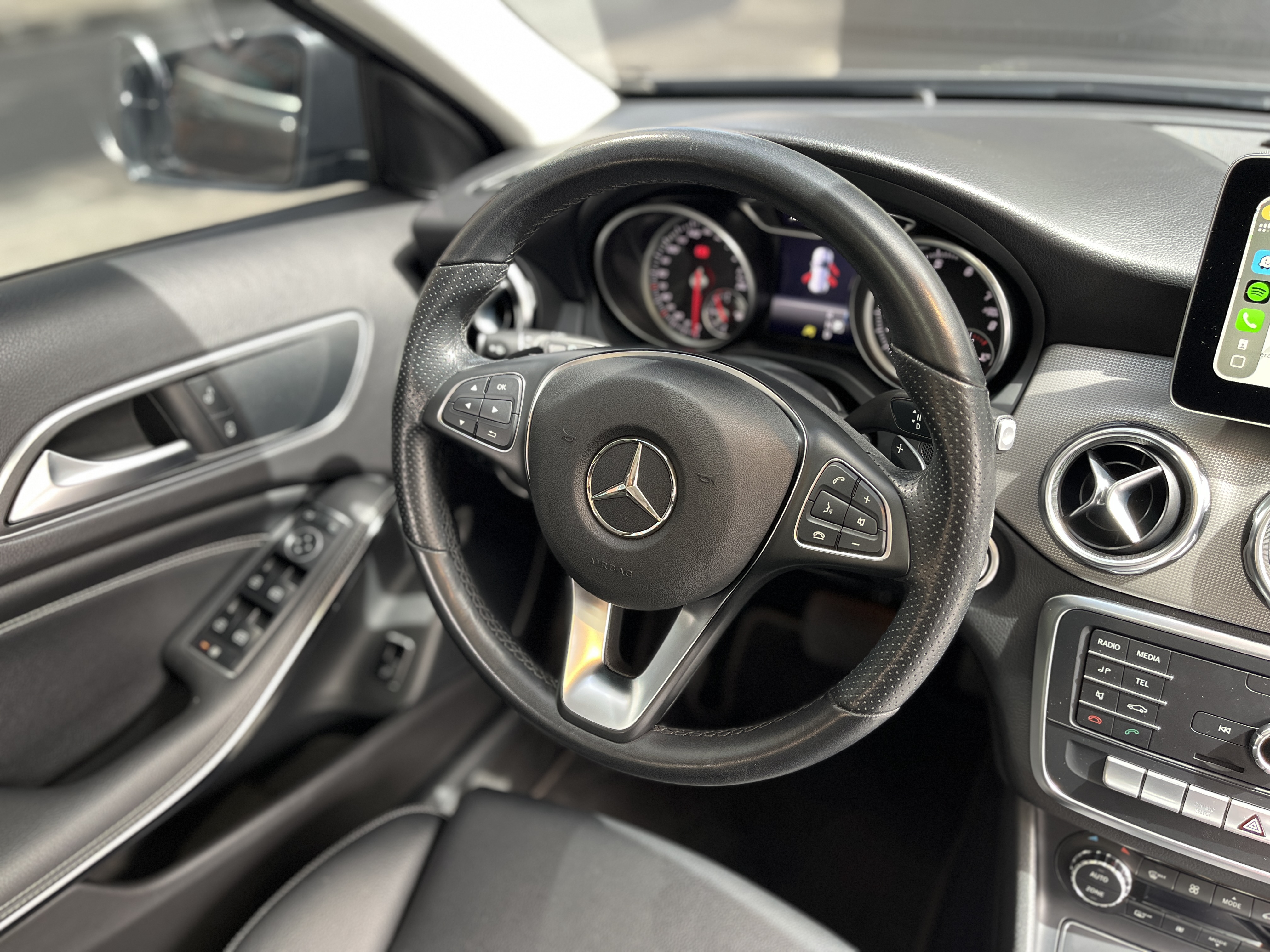MERCEDES-BENZ GLA200 2020